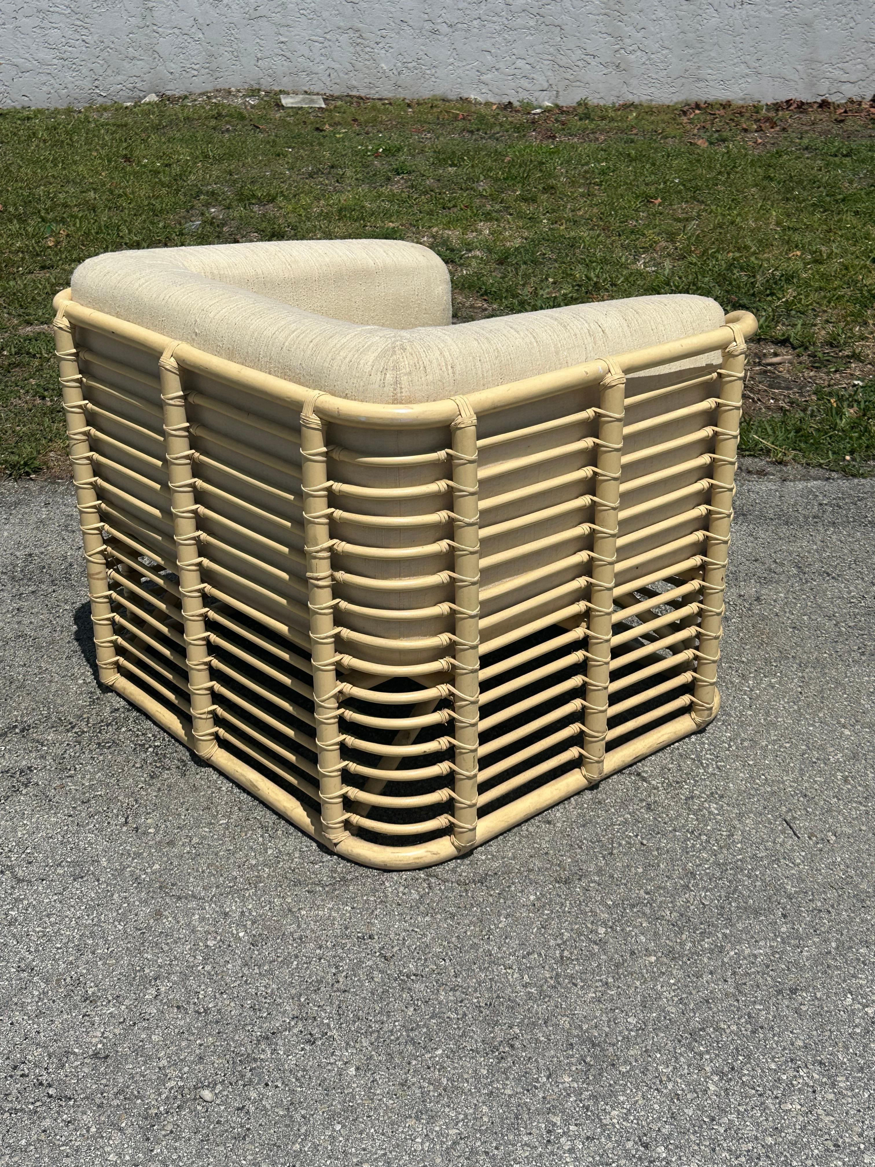 Sedia da club imbottita in rattan beige Baker degli anni '80 in vendita 1