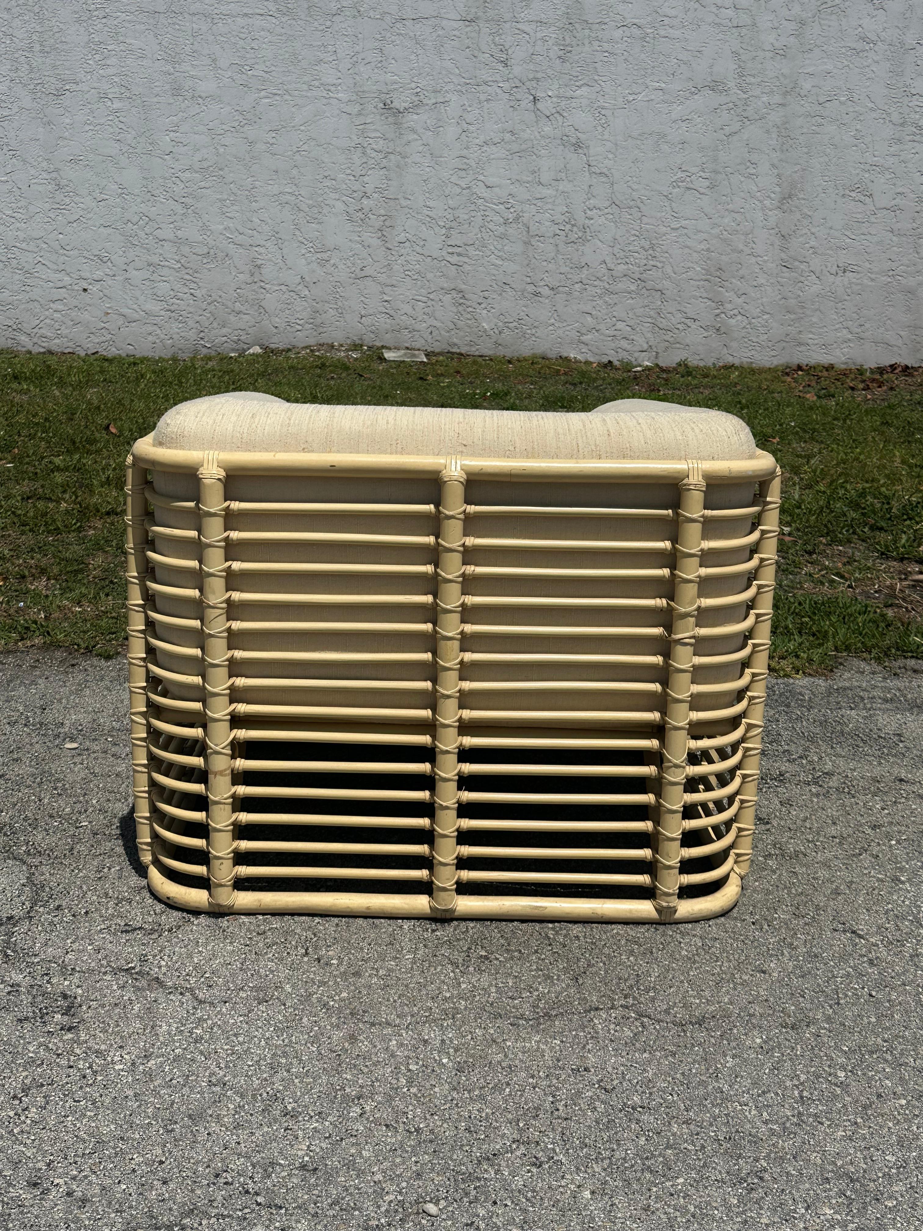 Sedia da club imbottita in rattan beige Baker degli anni '80 in vendita 2