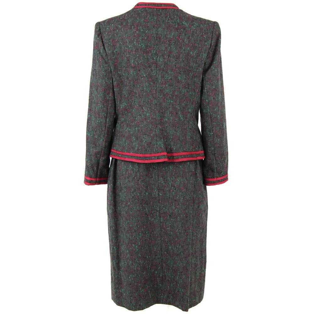 Lovely Balmain Ivoire two-piece suit in 100% wool from the magical Eighties. Colours include green and magenta over a black background.
Good conditions.

Size: 36 EU

Measurements:
Jacket
Height: 58 cm
Shoulders width: 40 cm
Sleeve length: 57