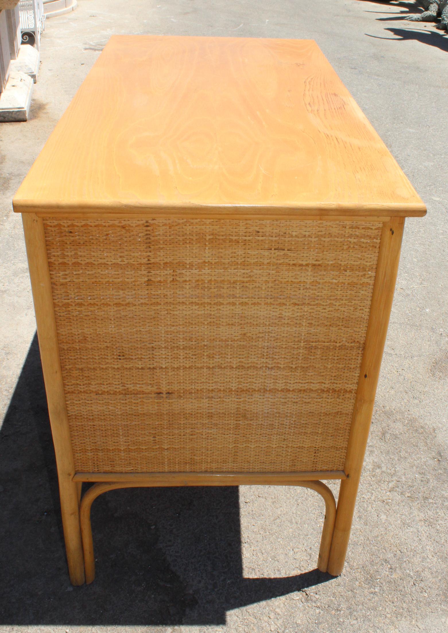 Schreibtisch aus Bambus und Rattan aus den 1980er Jahren mit Schubladen im Angebot 1