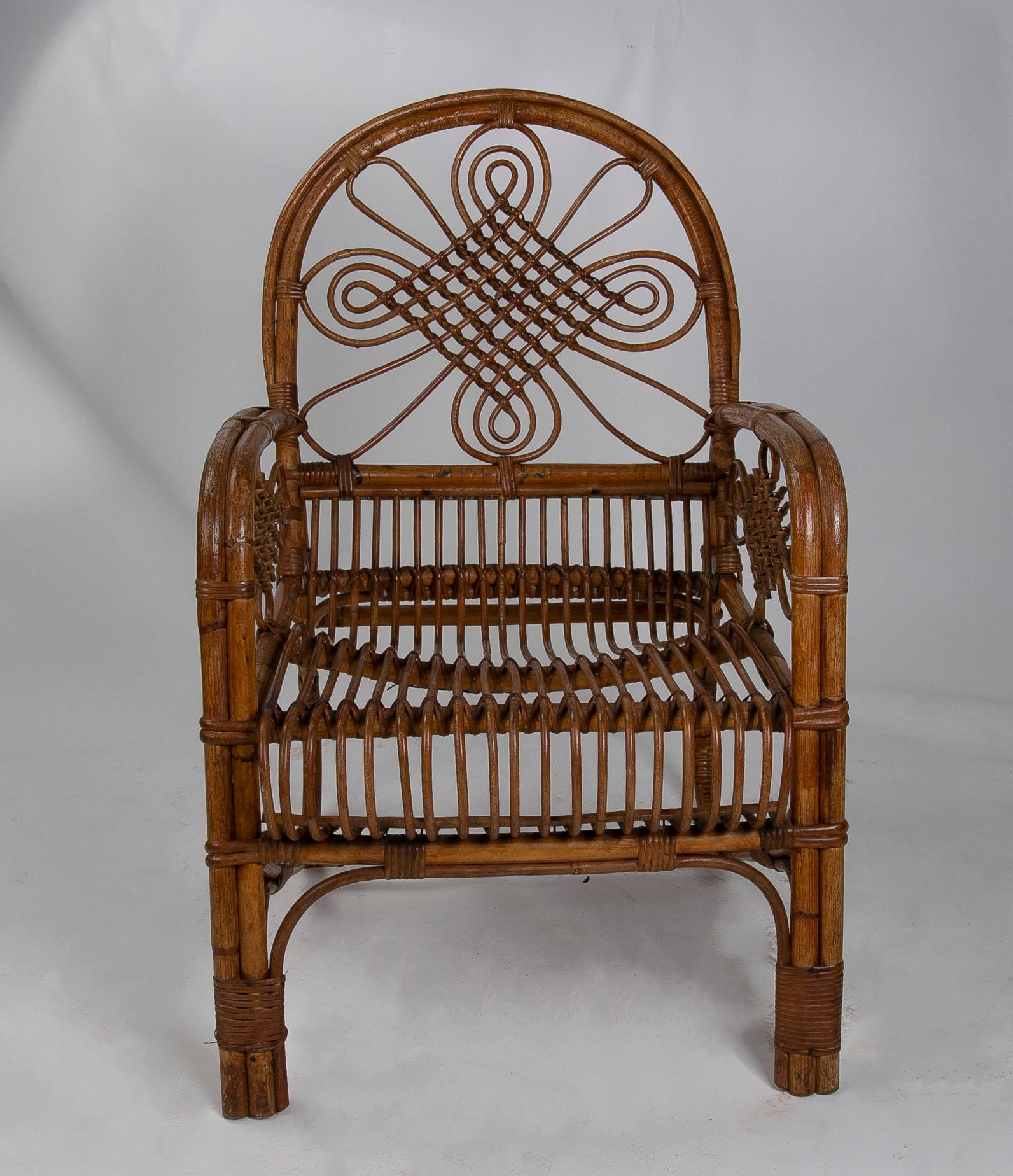 Runder Tisch und Stuhl aus Bambus und Korbgeflecht, 1980er Jahre 
Abmessungen des Stuhls: 90x55x65cm
Abmessungen des Tisches: 57x70cm