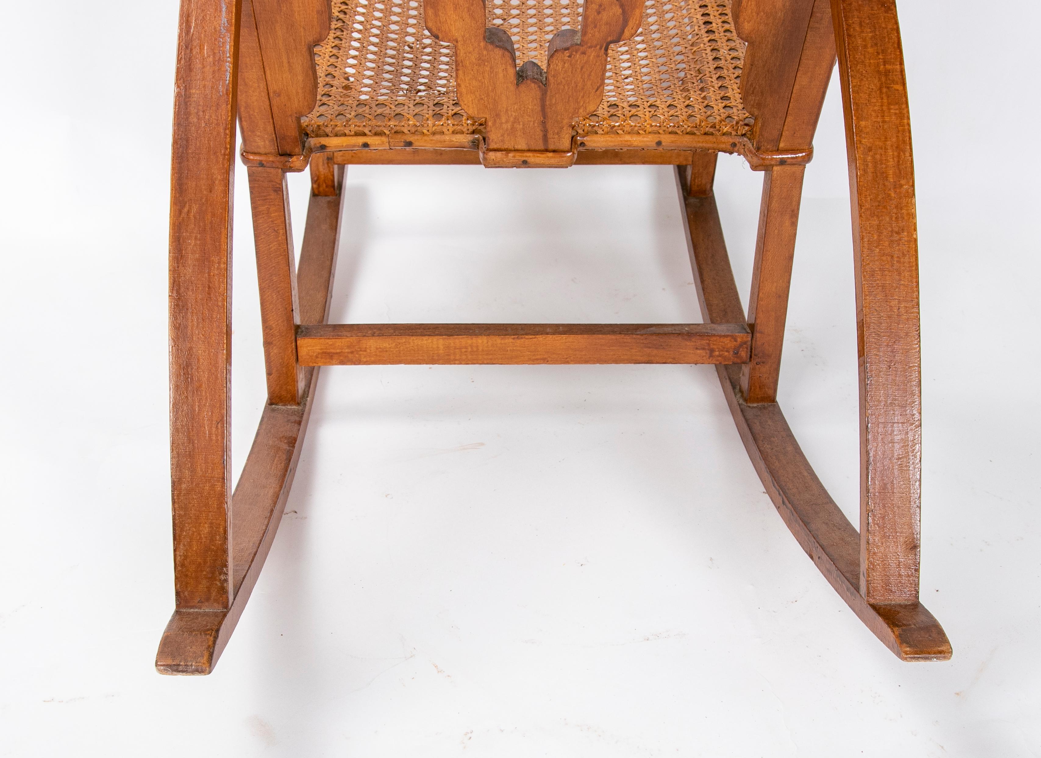 Chaise à bascule d'enfant des années 1980 en bambou, bois et osier en vente 4