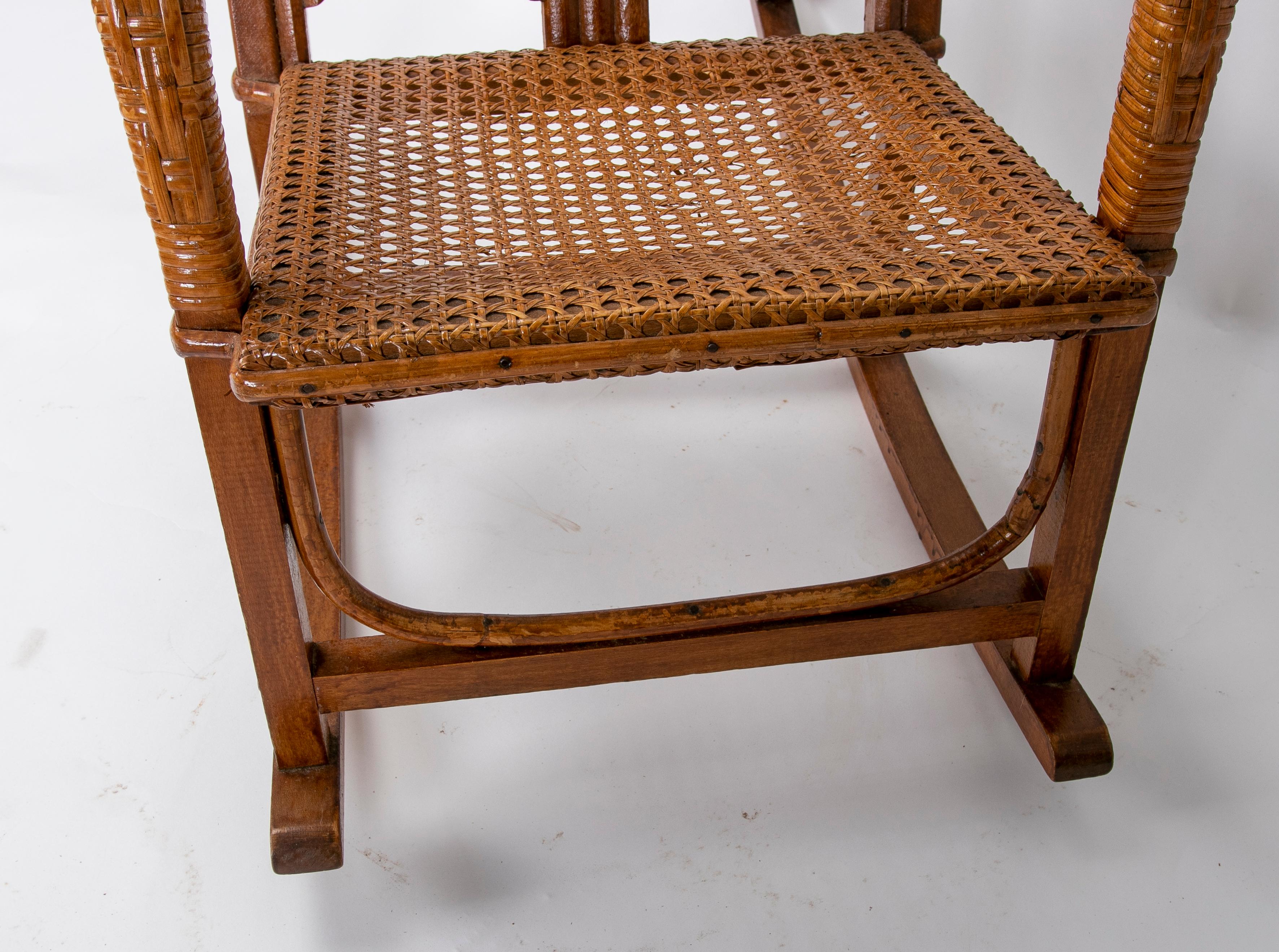 Chaise à bascule d'enfant des années 1980 en bambou, bois et osier en vente 9