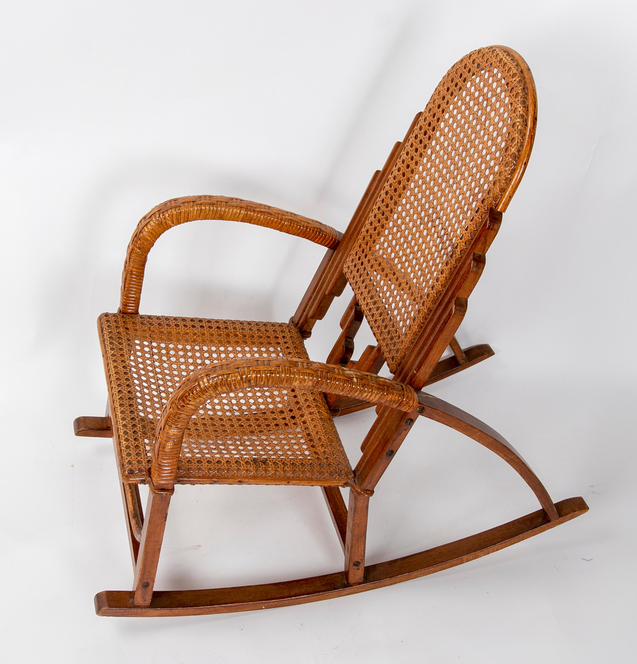 Espagnol Chaise à bascule d'enfant des années 1980 en bambou, bois et osier en vente