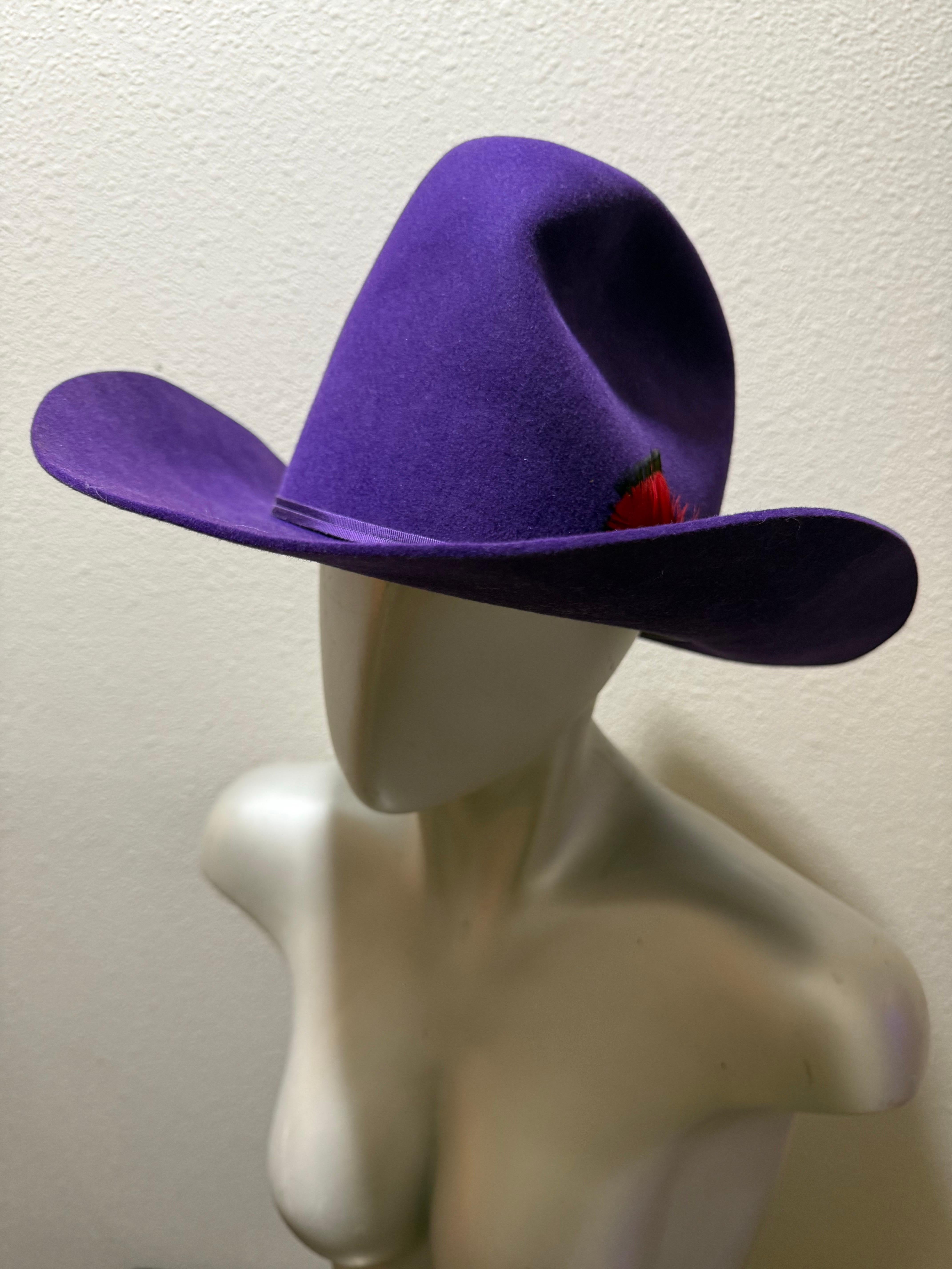 Sombrero Vaquero Western de Fieltro de Lana Púrpura Real Bandera de los 80 con Corona Arrugada: fieltro de lana de 5 capas, sombrero de ala ancha con corona alta de doble pliegue, cinta de grosgrain morada estrecha  banda y pequeña pluma roja. Talla