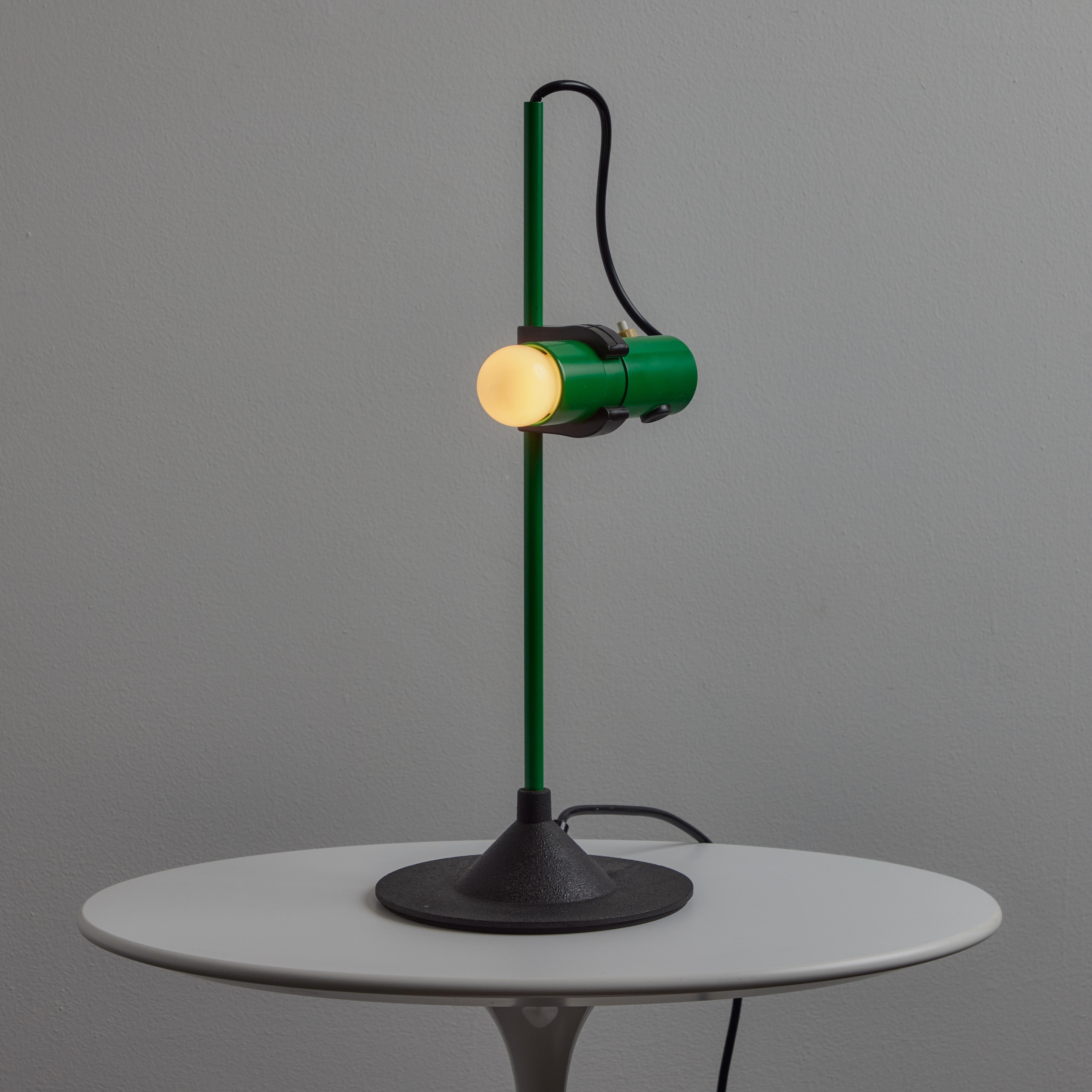 Lampe de table verte des années 1980 Barbieri & Marianelli pour Tronconi. Exécuté en aluminium peint avec une base en fonte noire. D'un design étonnamment simple mais raffiné pour l'époque, cette lampe de table très sculpturale peut être facilement