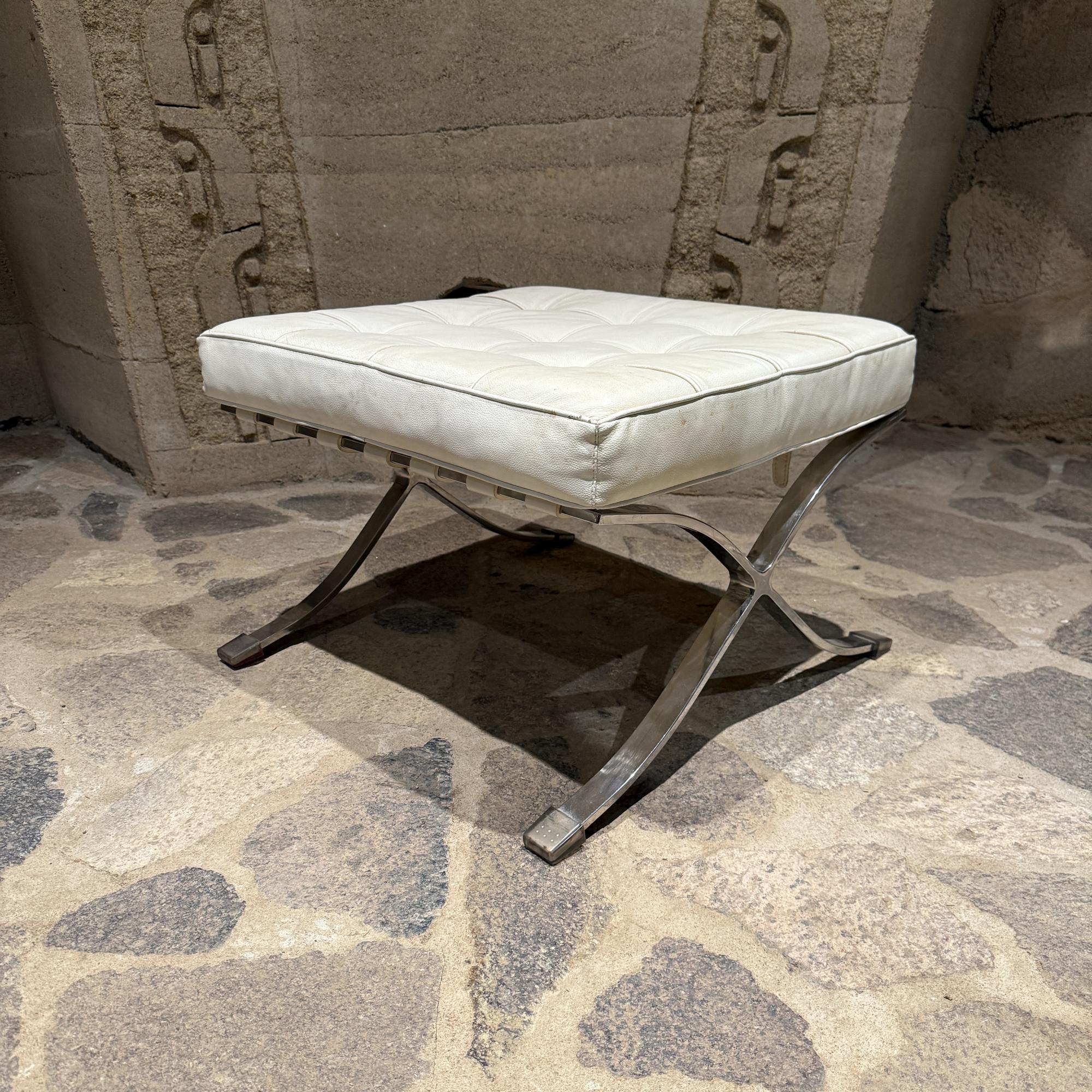 1980 Barcelone  Tabouret de pied en cuir blanc et chrome style Mies Van der Rohe en vente 3