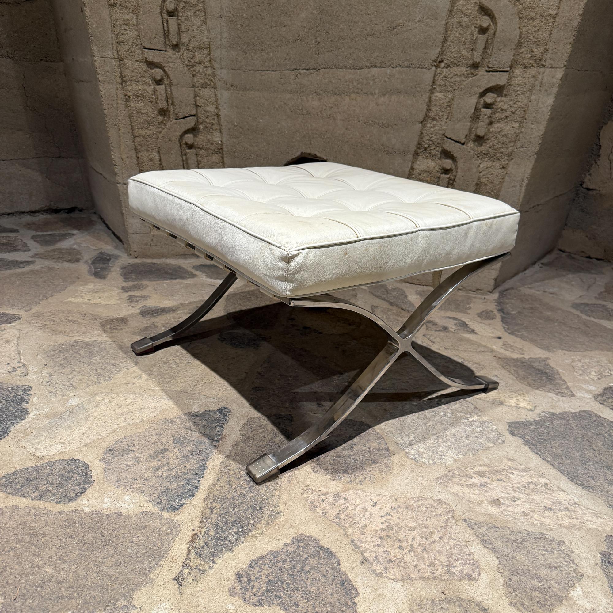 1980 Barcelone  Tabouret de pied en cuir blanc et chrome style Mies Van der Rohe en vente 4