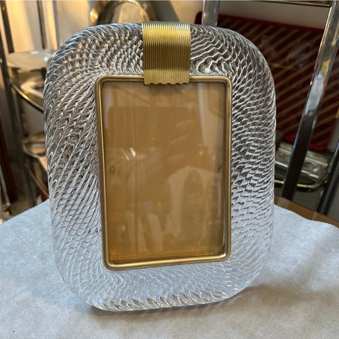 Marco de cristal de Murano transparente diseñado y fabricado en Venecia al estilo de Barovier, está en muy buen estado. El marco de fotos vintage es una hermosa y elegante pieza de decoración perfecta para exponer sus recuerdos favoritos con estilo.