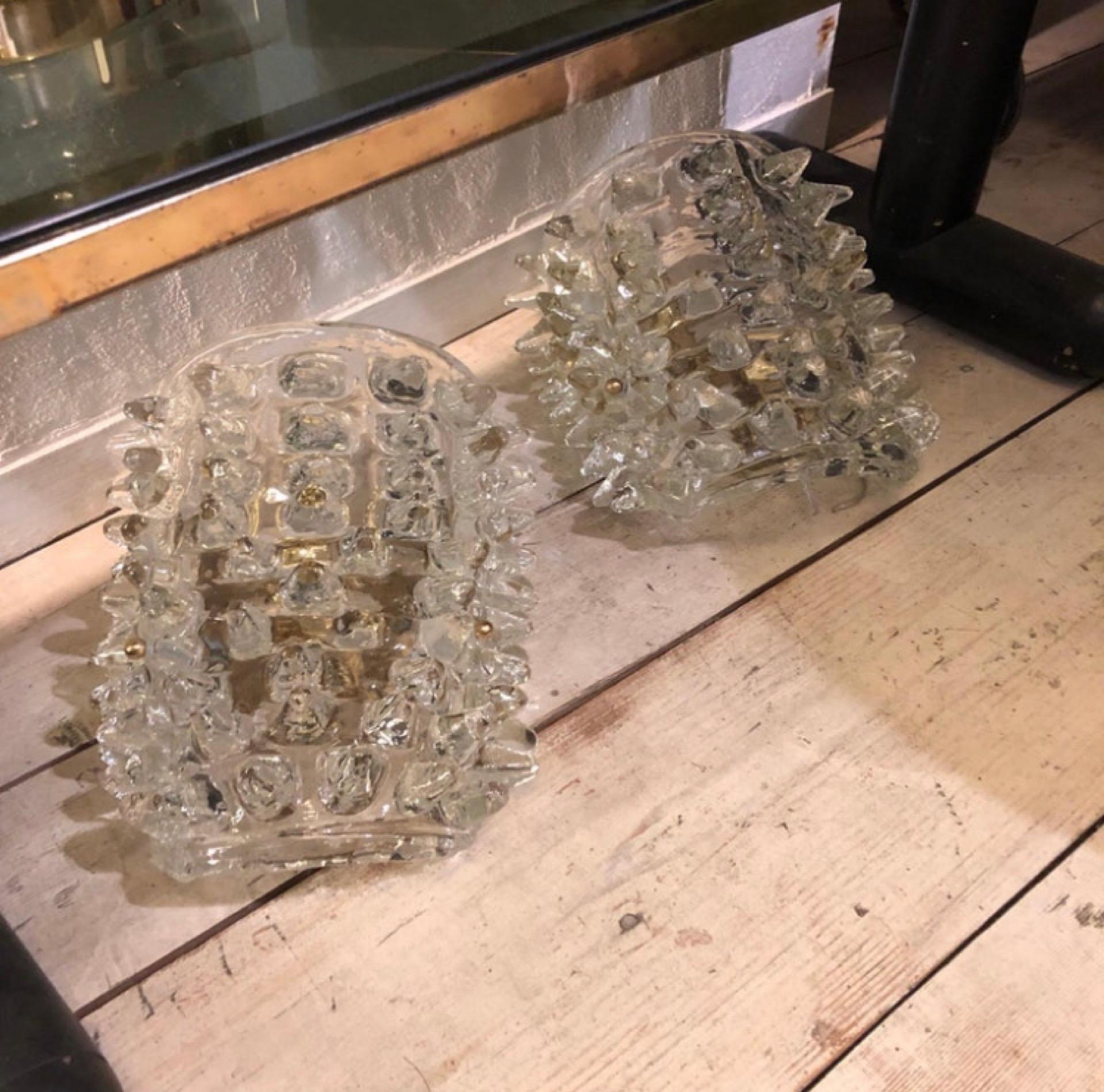 It's a particular kind of large Mid-Century Modern Italian wall sconces, Murano glasses are original from the 1980s, the brass parts are totally restored as the electrical parts, they work 110-240 volts and need 4 regular e27 bulbs. Weight is 5/6