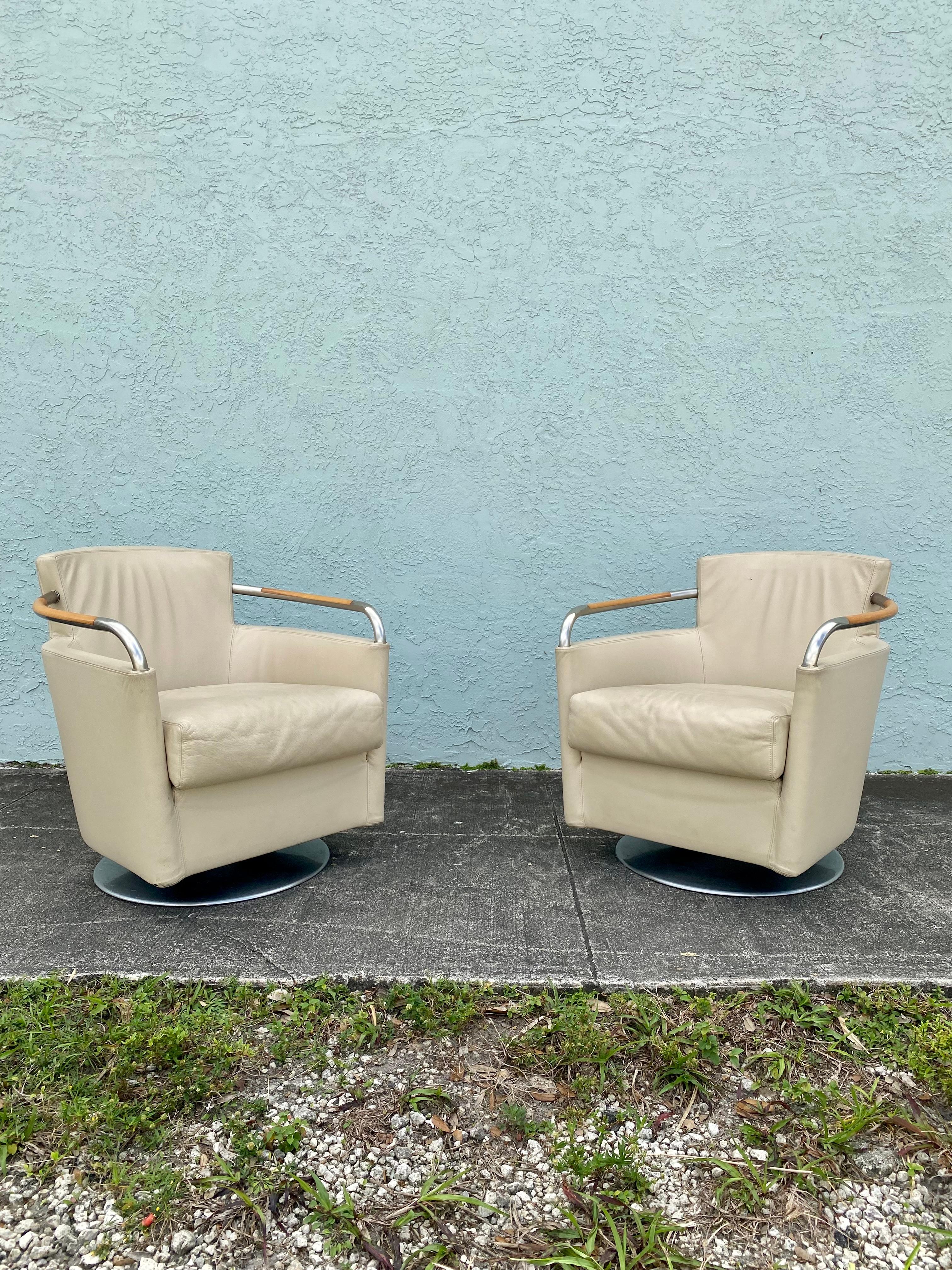 Nous vous proposons ici l'un des plus beaux et des plus rares ensembles de fauteuils en cuir, acier et bois que vous puissiez espérer trouver. Le design est remarquable partout. Ce magnifique ensemble est une pièce d'apparat qui est également