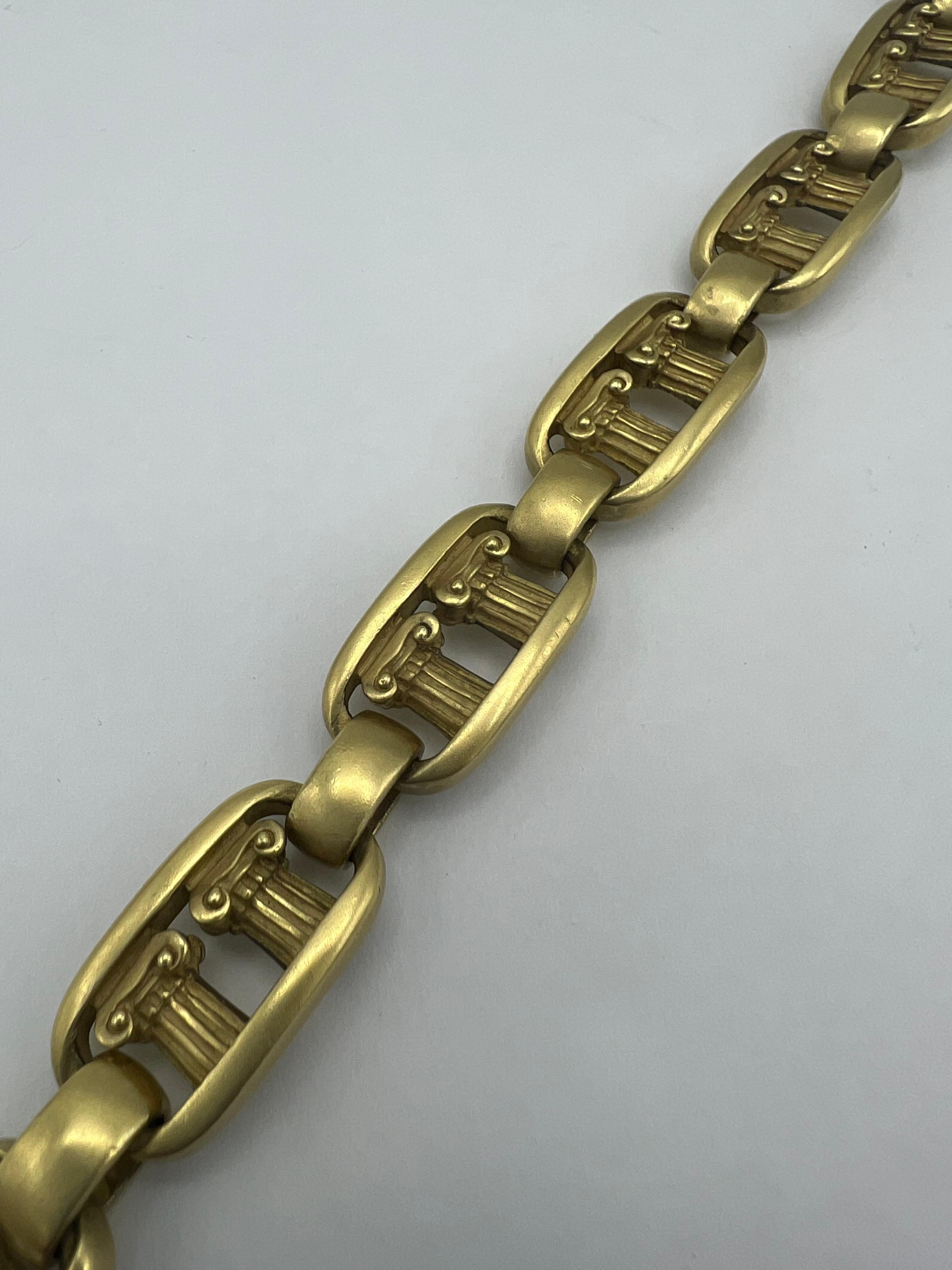 - Made out of 18 karat yellow gold
- Featuring large oval links with Greek column motif
- Push clasp

Hallmarks: B. Kieselstein- Cord, 1980, 18K, 750
