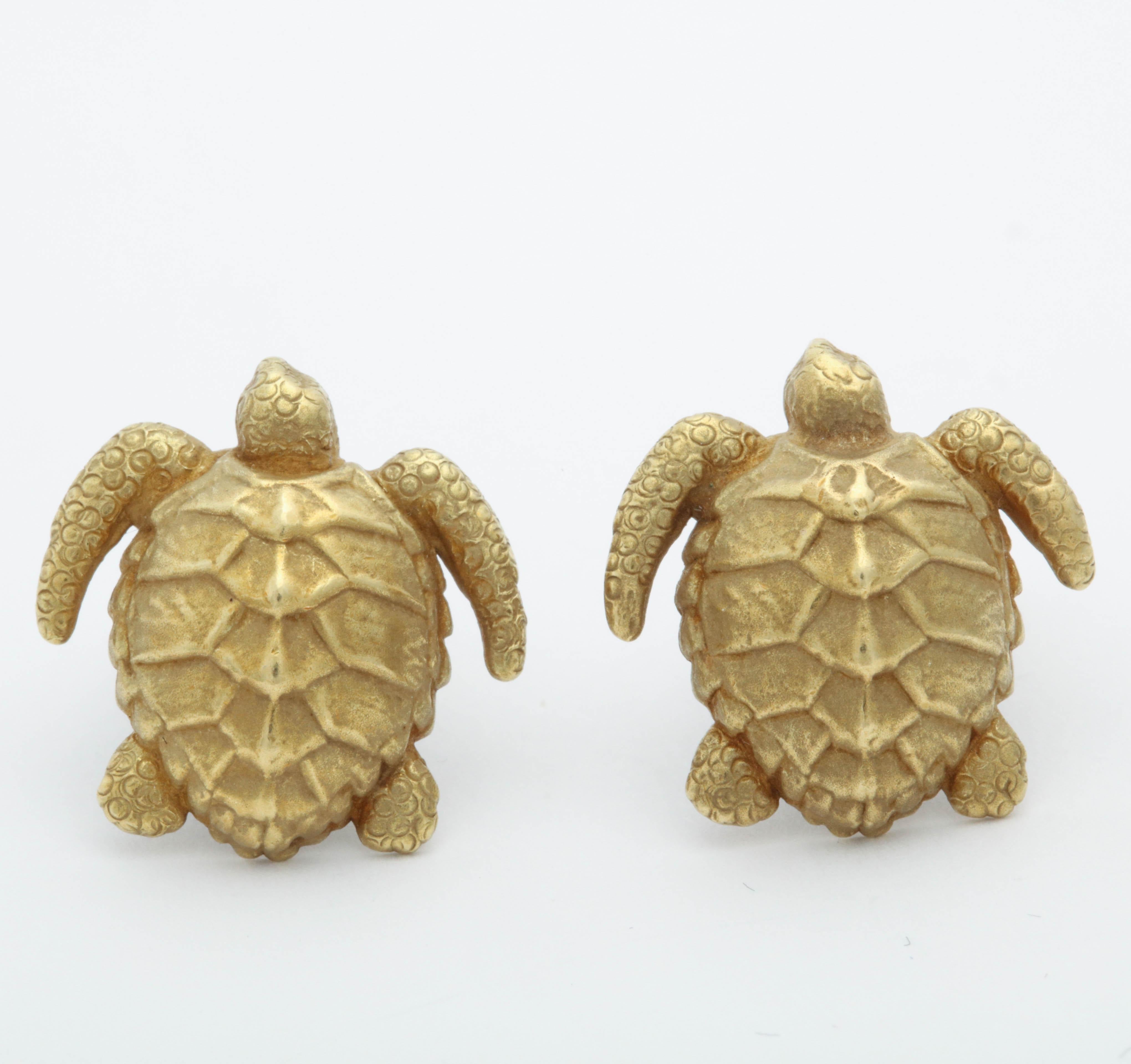 One Pair Of 18kt Green Gold Figural And Textured Gold Turtle Cufflinks Designed By Barry Kiselstein-Cord In The 1980's In The United states Of America. Barry Kiselstein-Cord Jewelry Is Highly Collectible Since He Closed His Stores. A Very Rare Find.