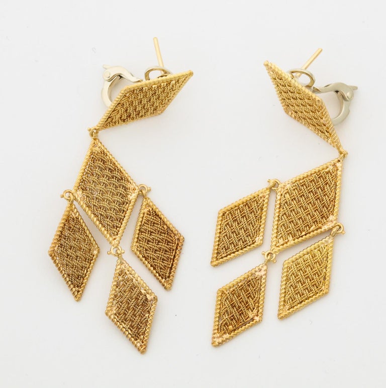1980s Basket Weave Design with Twisted Rope Edges Flexible God Dangle Earrings In Good Condition For Sale In New York, NY