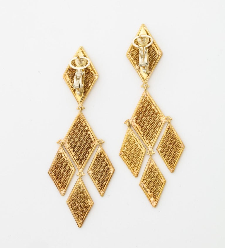 Women's 1980s Basket Weave Design with Twisted Rope Edges Flexible God Dangle Earrings For Sale