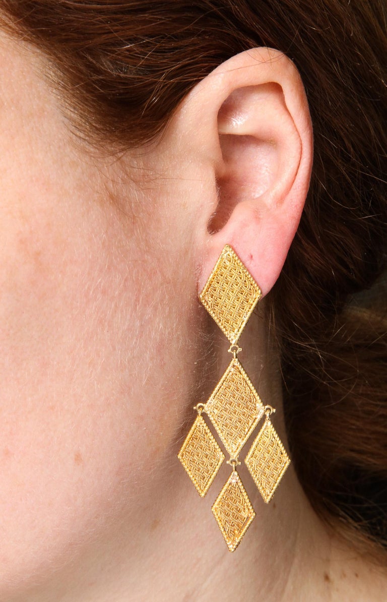 1980s Basket Weave Design with Twisted Rope Edges Flexible God Dangle Earrings For Sale 5