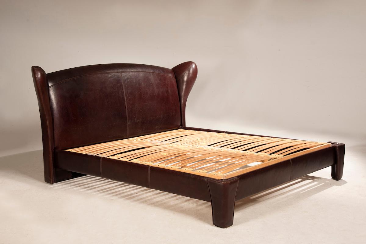 BAXTER BED aus den 1980er Jahren aus braunem Toskana-Leder. 
Das Leder ist auch auf der Rückseite vorhanden, so dass sich das Bettgestell für eine Platzierung in der Mitte des Raumes eignet. 
Maße des Lattenrosts und der Matratze cm 180 x 200, Maße