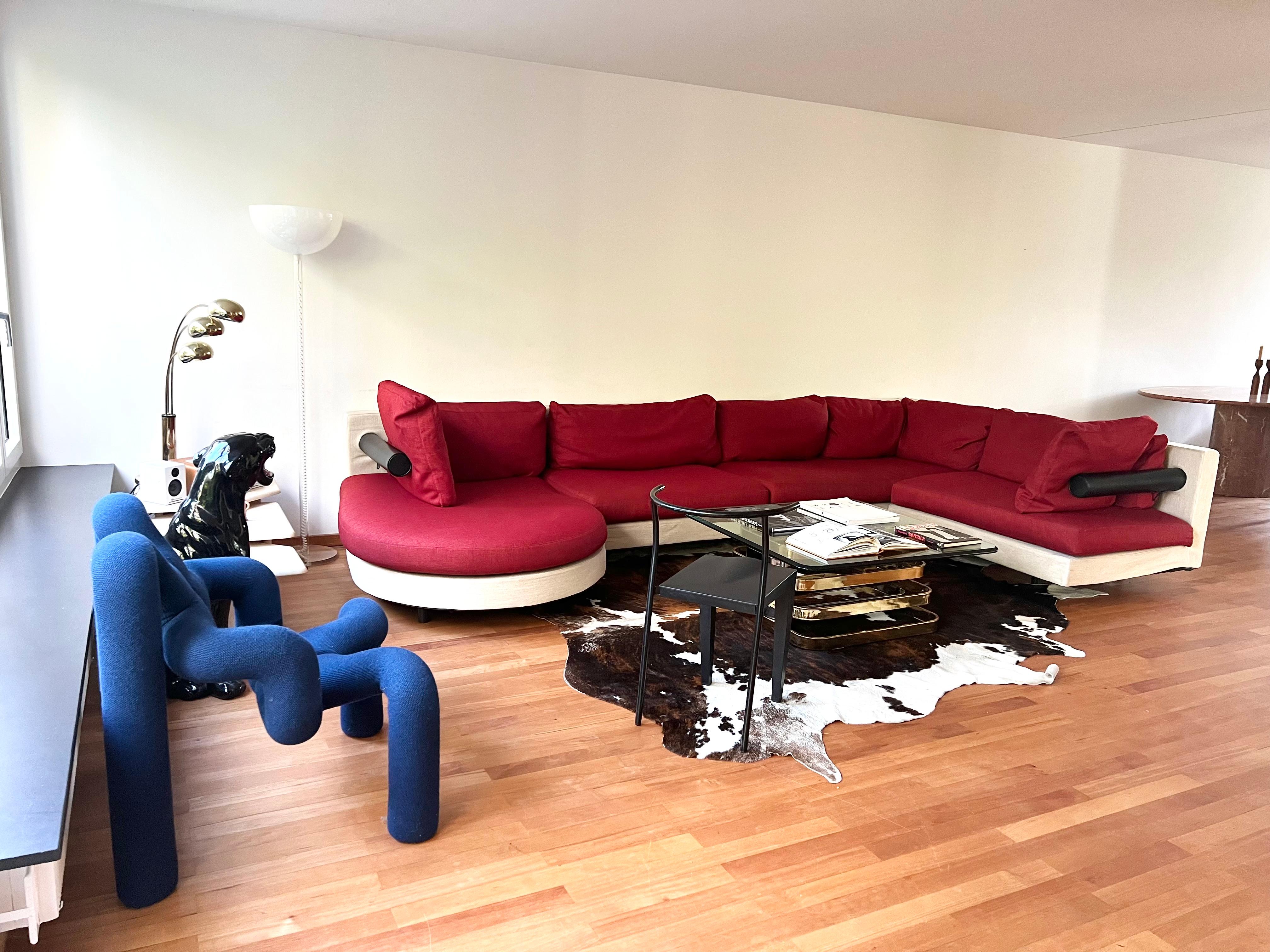 Magnífico y comodísimo sofá vintage Antonio Citterio Sity de los años 80 para B&B Italia. La marca del fabricante está presente. El sofá está completamente hecho de un tejido de color cáscara de huevo y granate de muy alta calidad, con cojines
