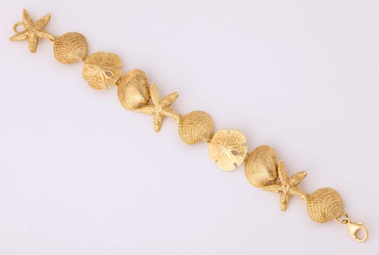 1980's Beach Motif Lily Pad, Starfish and Shell Gold Flexible Link Bracelet In Good Condition For Sale In New York, NY