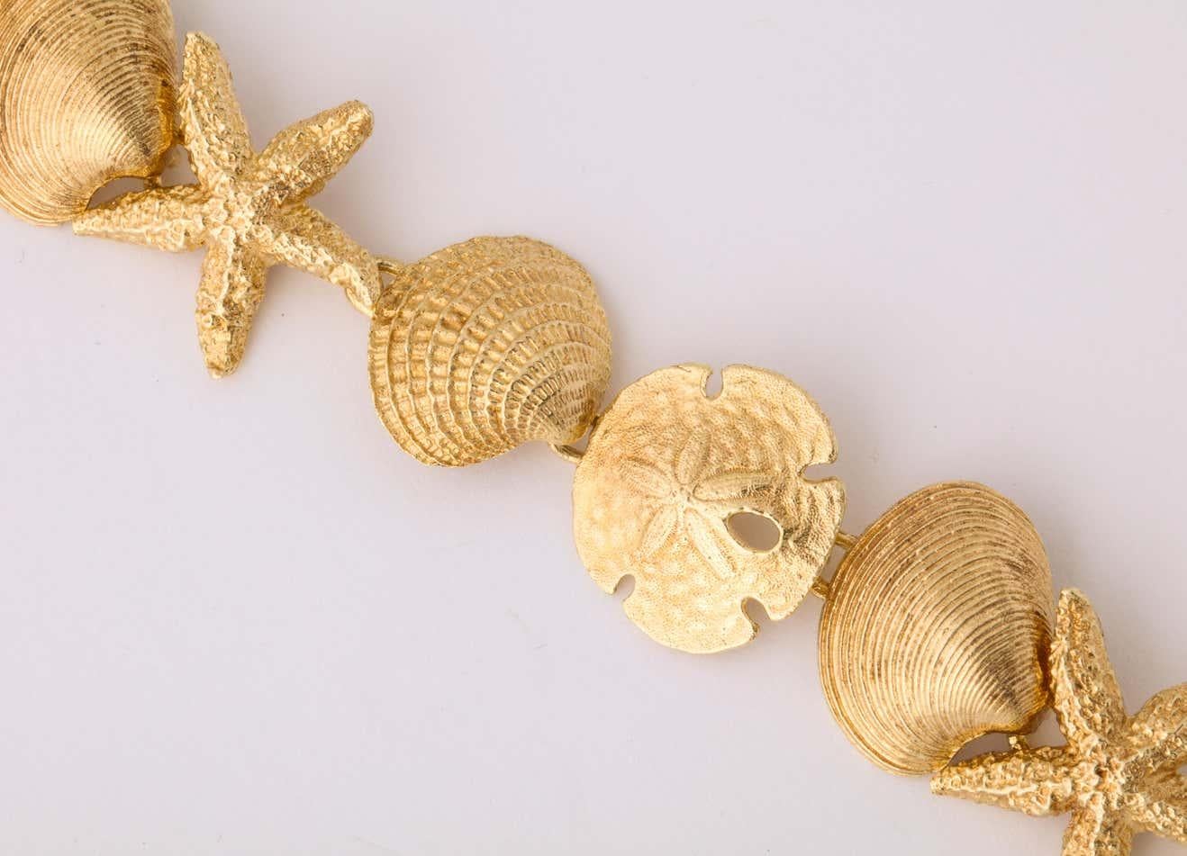 1980's Beach Motif Lily Pad, Starfish and Shell Gold Flexible Link Bracelet For Sale 1