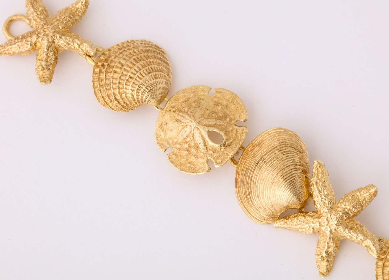 1980's Beach Motif Lily Pad, Starfish and Shell Gold Flexible Link Bracelet For Sale 2