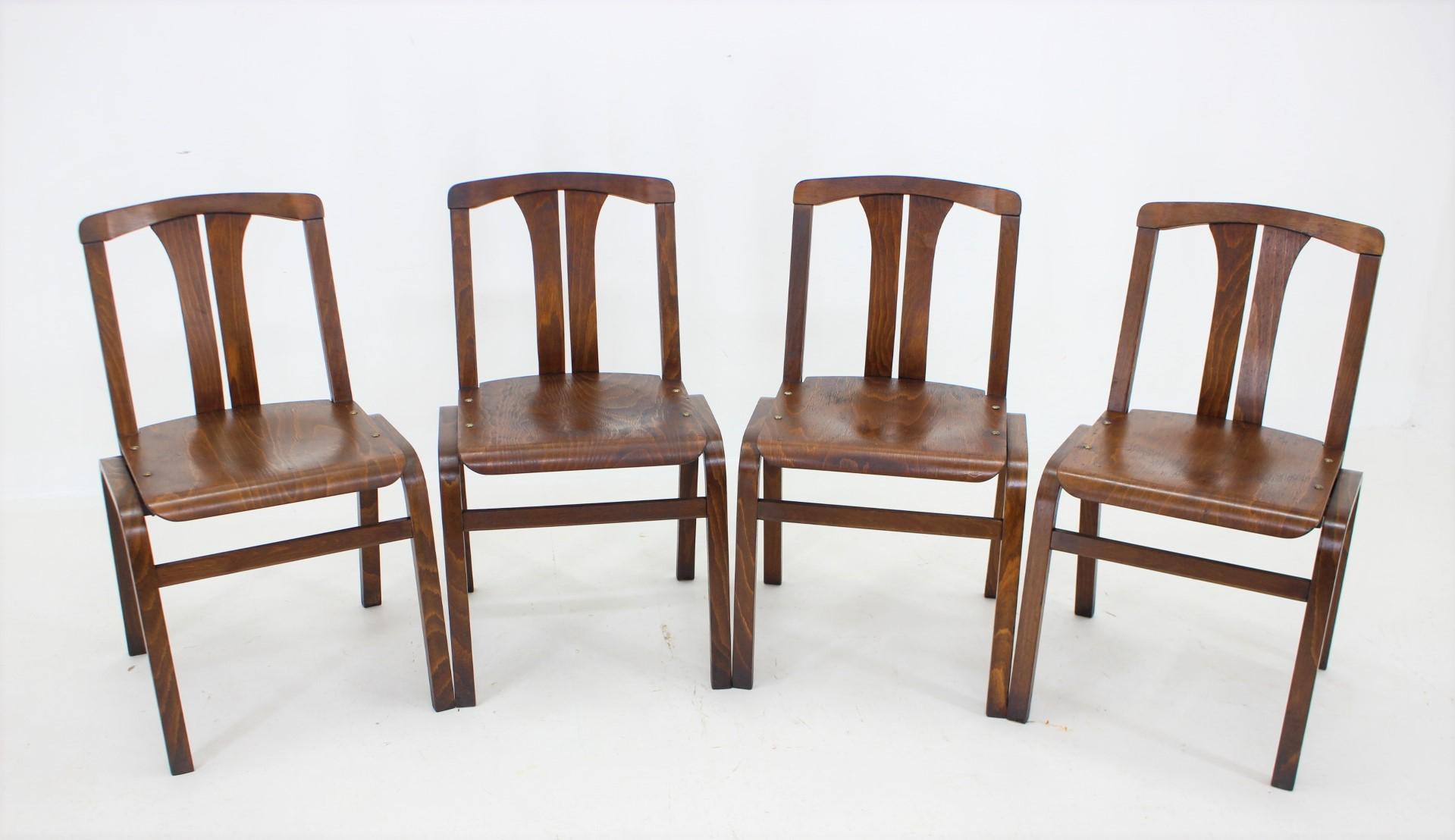 - Prodotto in Cecoslovacchia
- le sedie sono impilabili
- Materiale utilizzato: legno di faggio e compensato
- altezza della seduta 45 cm.
