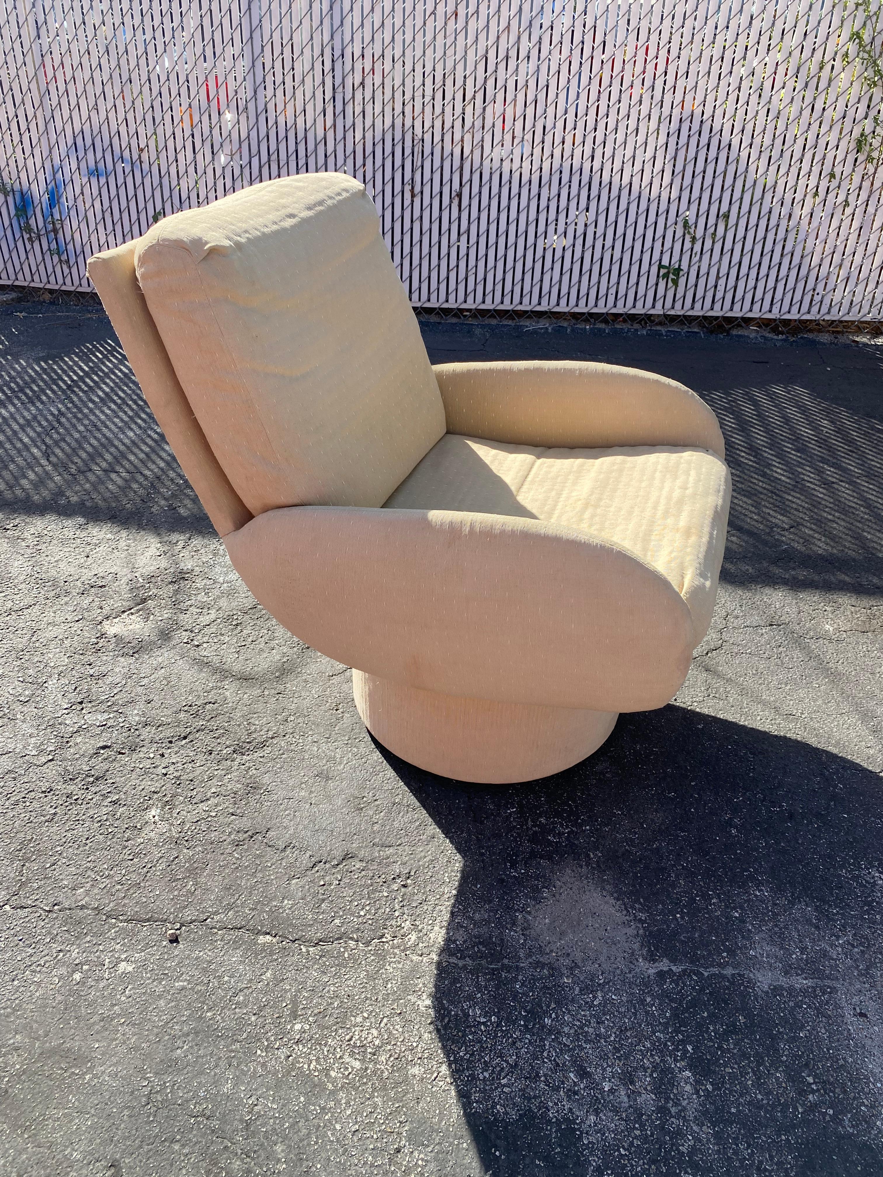 On offer on this occasion is one of the most stunning, swivel chair you could hope to find. Outstanding design is exhibited throughout. The beautiful chair is statement piece which is also extremely comfortable and packed with personality! Firm