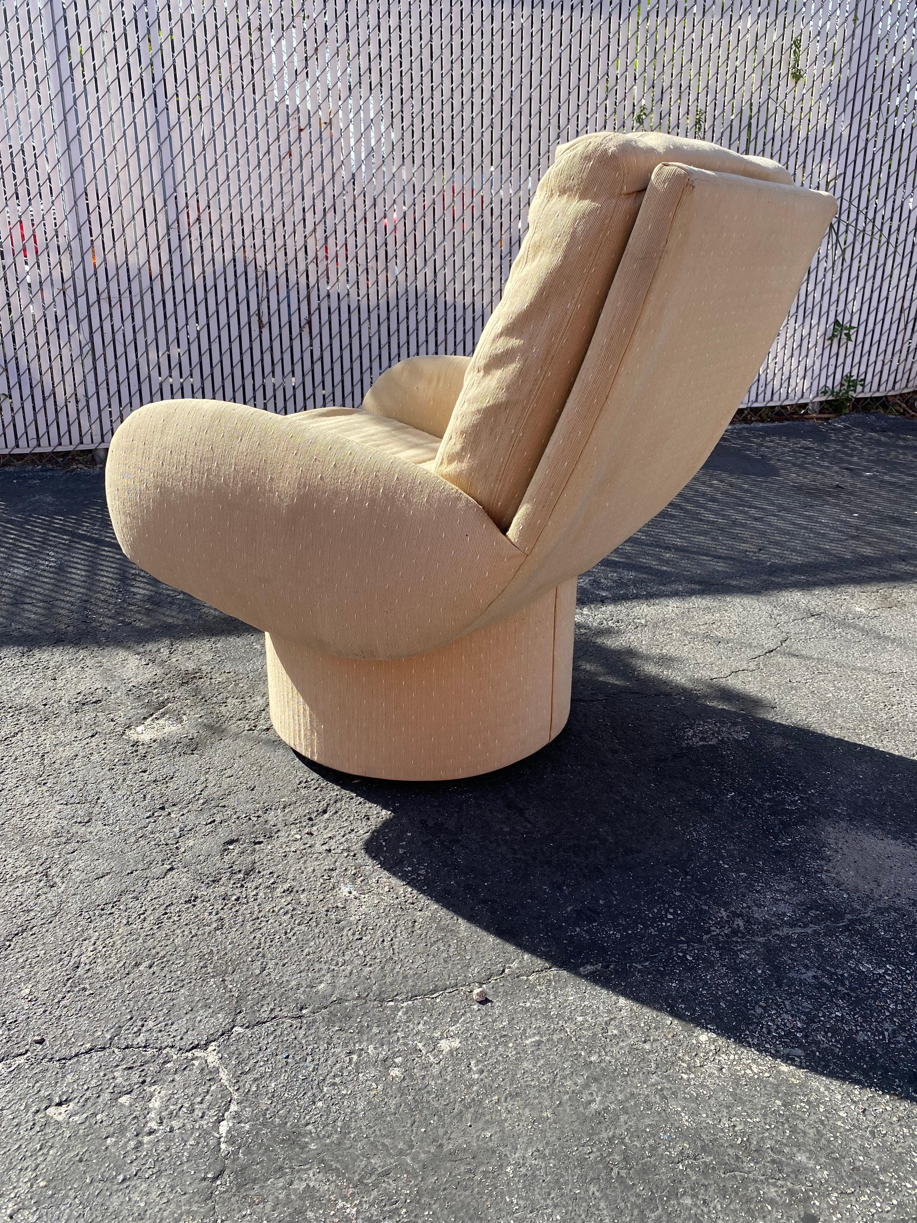 1980s Beige Plinth Base Swivel Chair  In Good Condition For Sale In Fort Lauderdale, FL
