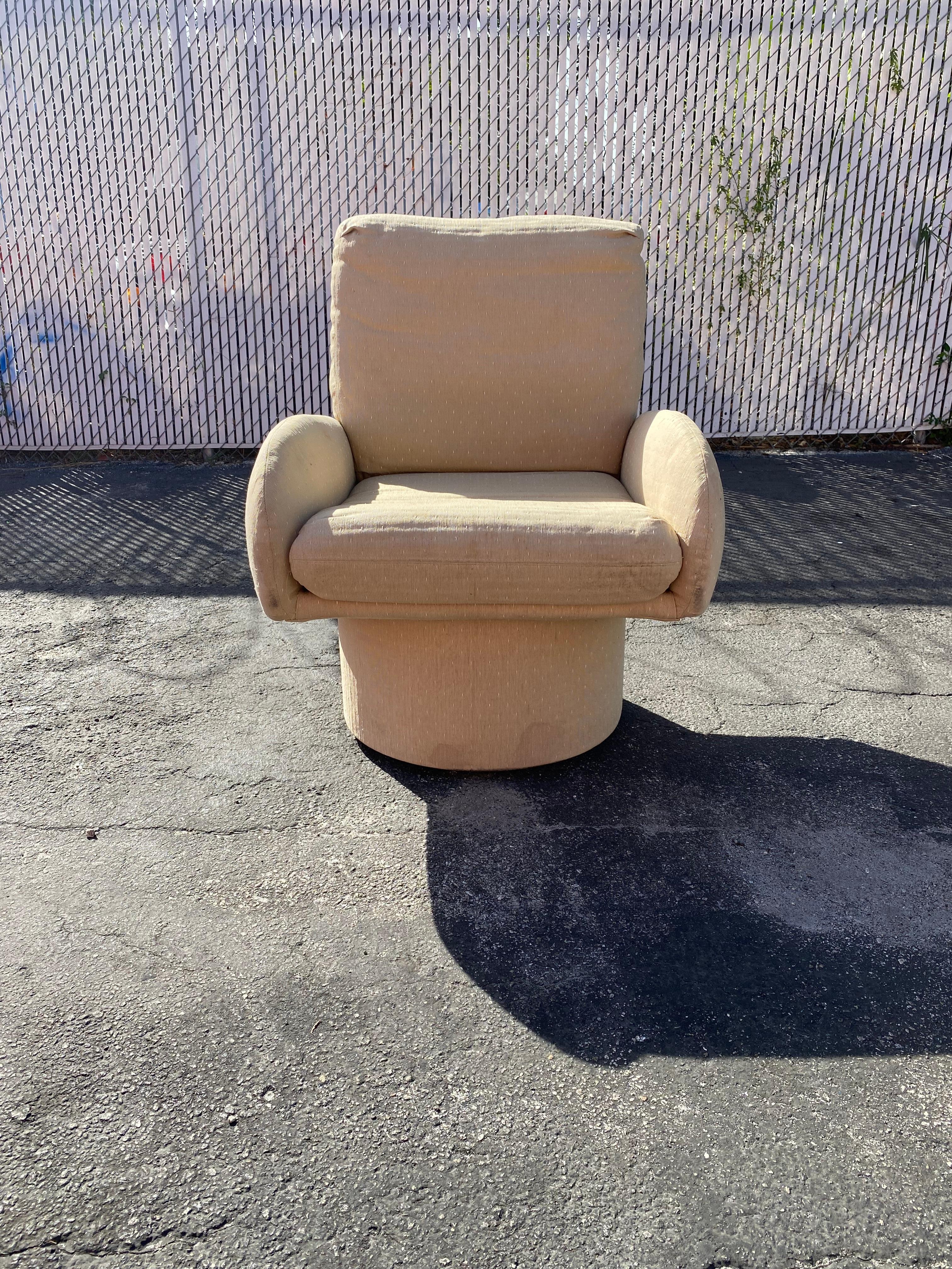 1980s Beige Plinth Base Swivel Chair  For Sale 1