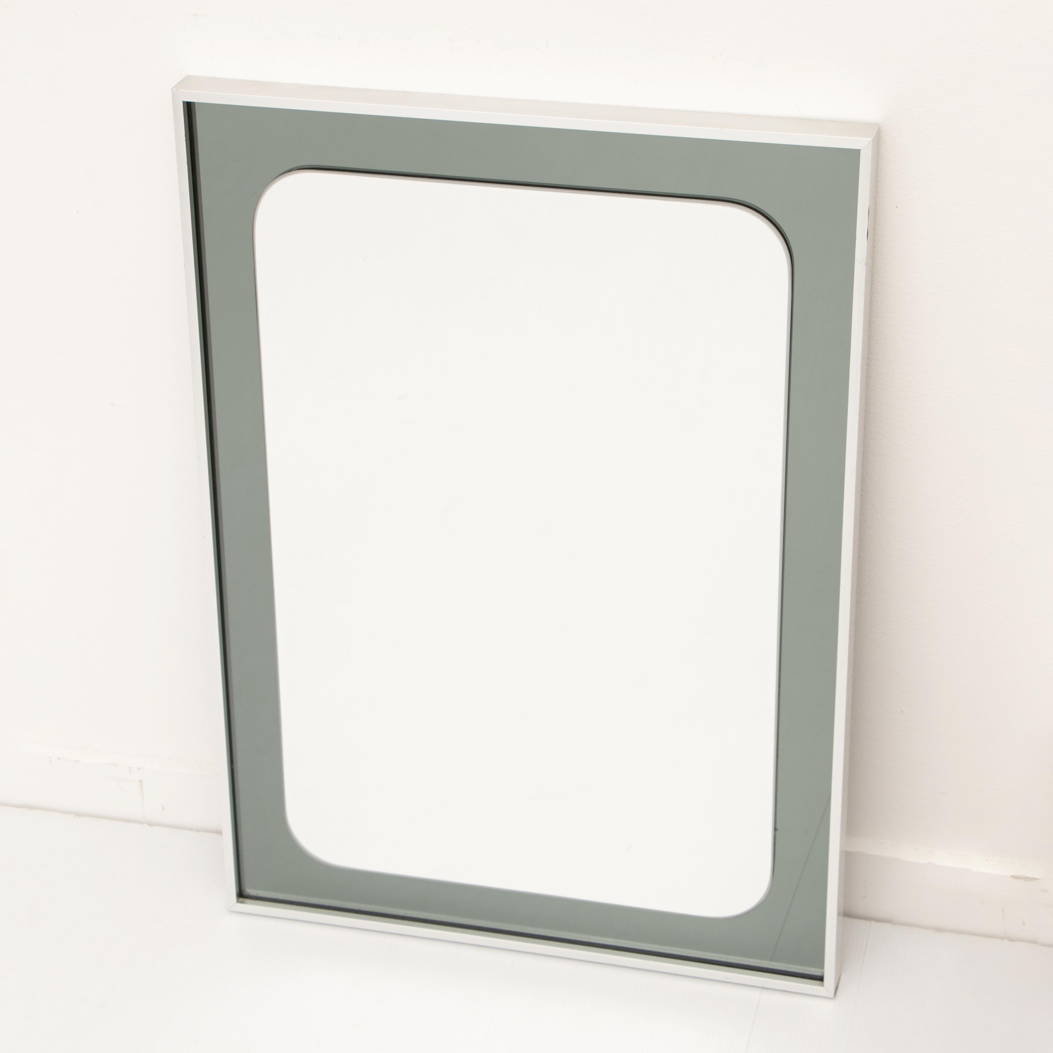 1980s Belgian rectangular two-tone wall mirror manufactured by Knitter Duro with a surrounding aluminum frame. Perfect for a hallway or bathroom. In very good vintage condition. Heavy and well made.

Measures: H 71 cm, W 50.5 cm, D 3.5 cm.