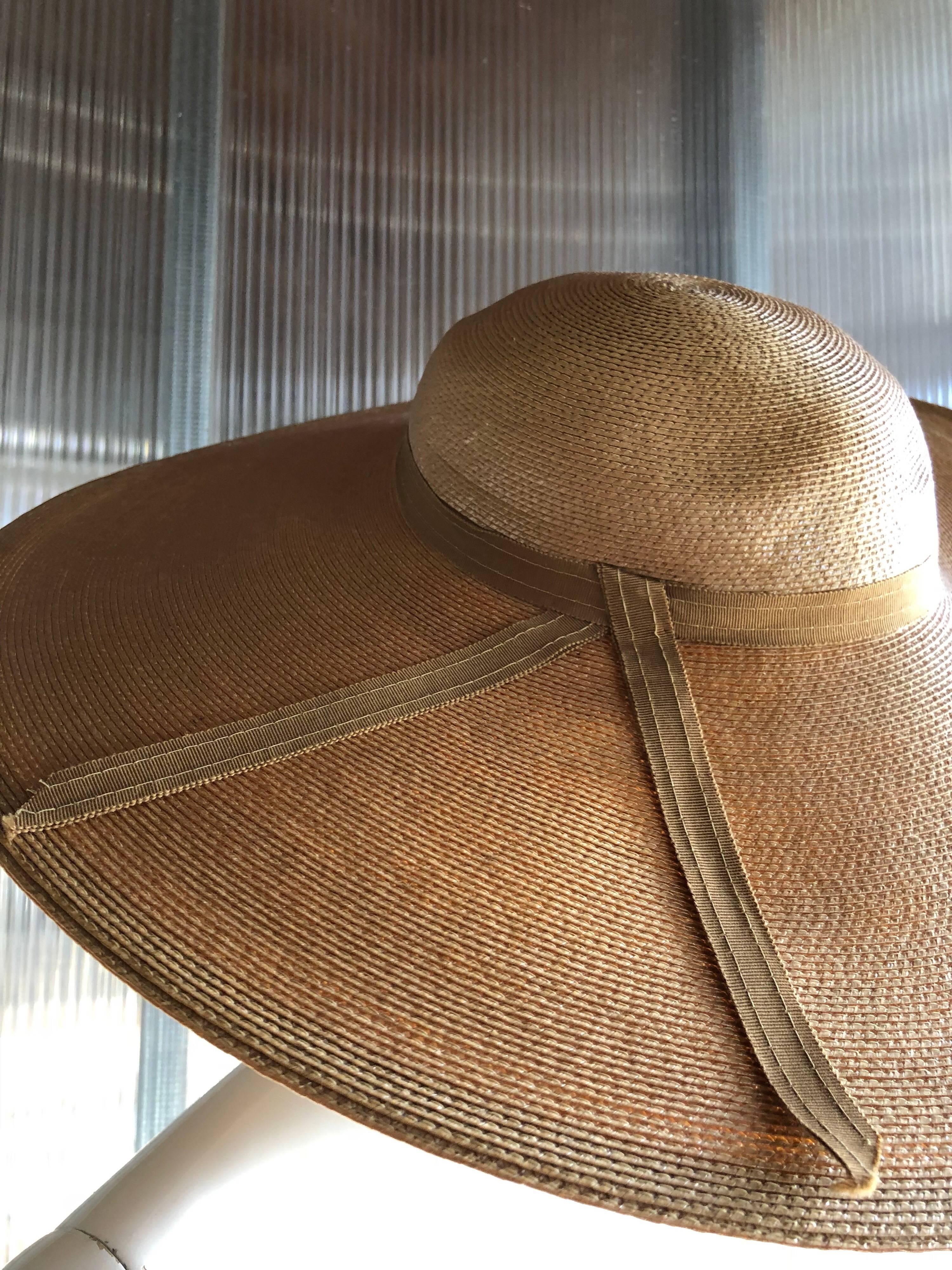 This 1980s natural wide brimmed circular or saucer-shaped design hat by Bellini Original features a low round crown. Typically, worn at an angel to show off the curve of the brim.
Woven in shiny natural Milanese straw in a 1950s style revival 