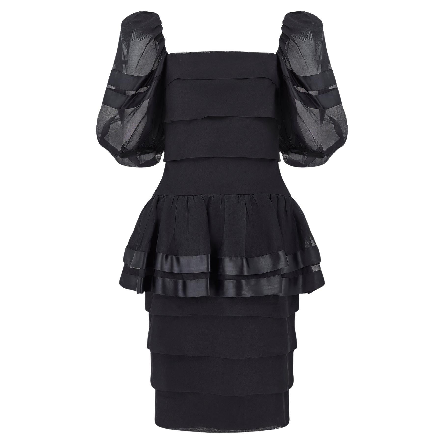 1980 Bellville Sassoon Robe en soie noire avec péplum et rubans