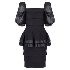 1980 Bellville Sassoon Robe en soie noire avec péplum et rubans
