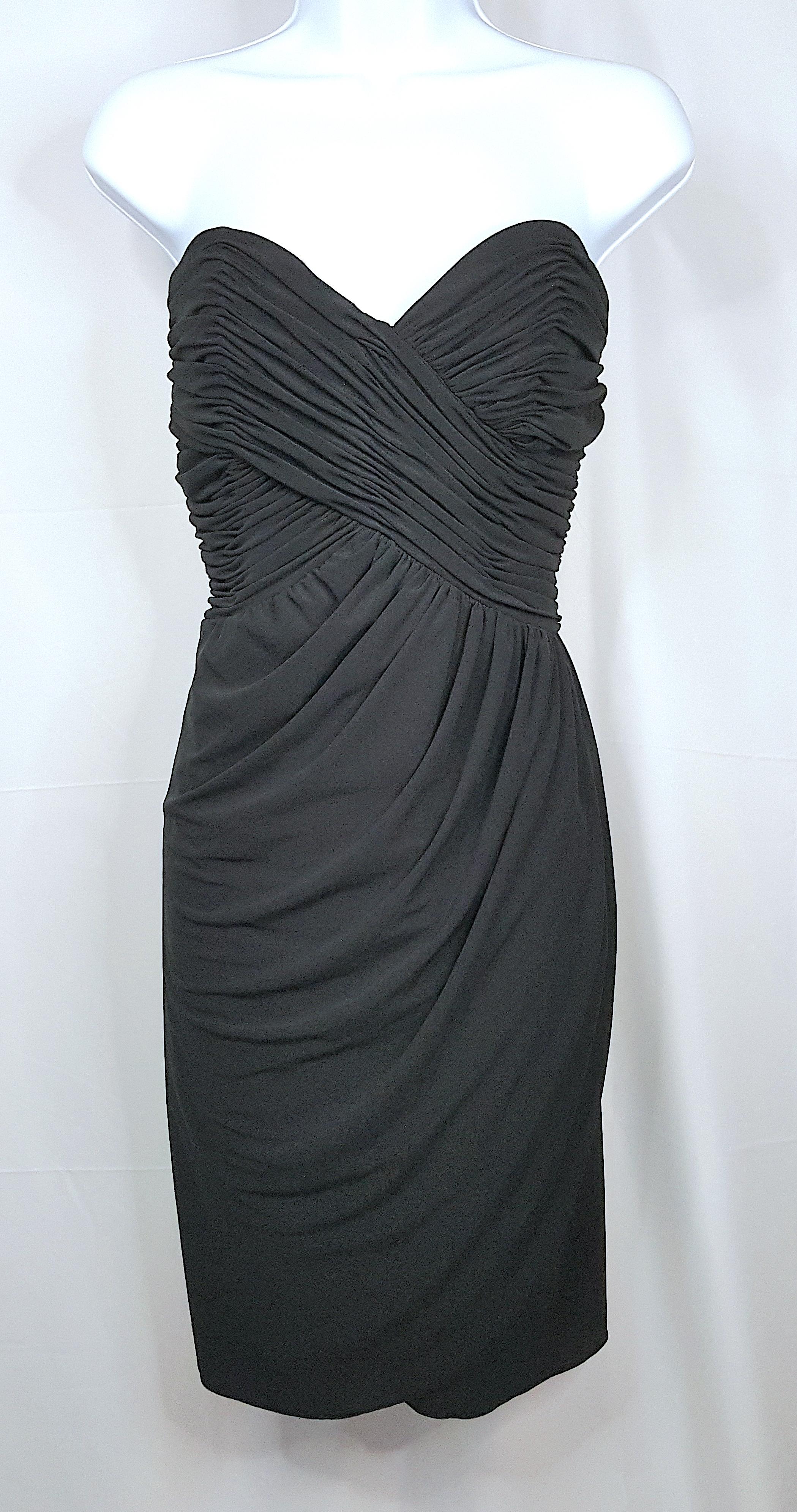 1980 BergdorfGoodman Costa Corseted Strapless Quintessential Little Black Dress (Petite robe noire à bretelles) Excellent état - En vente à Chicago, IL