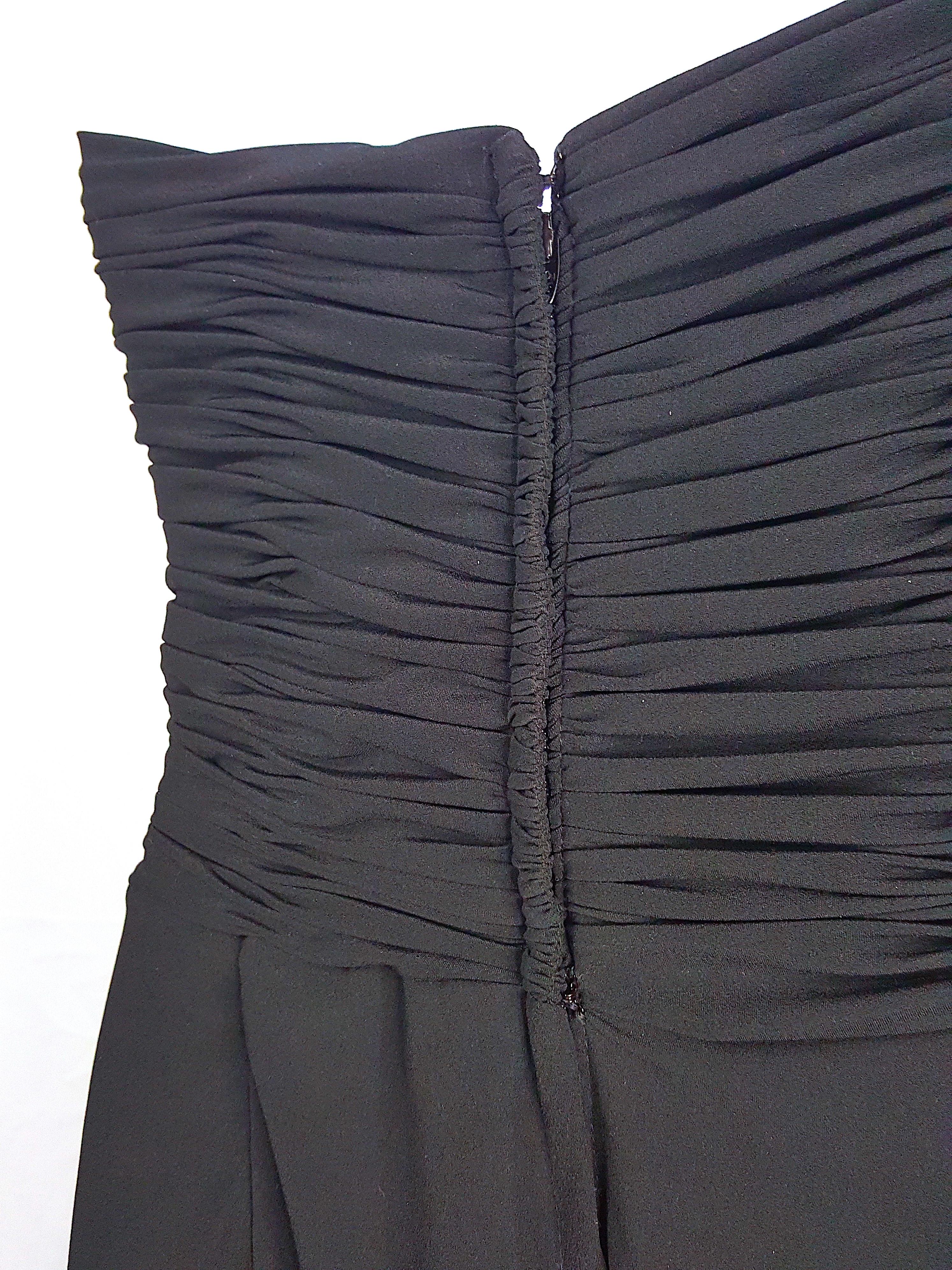 1980 BergdorfGoodman Costa Corseted Strapless Quintessential Little Black Dress (Petite robe noire à bretelles) en vente 2