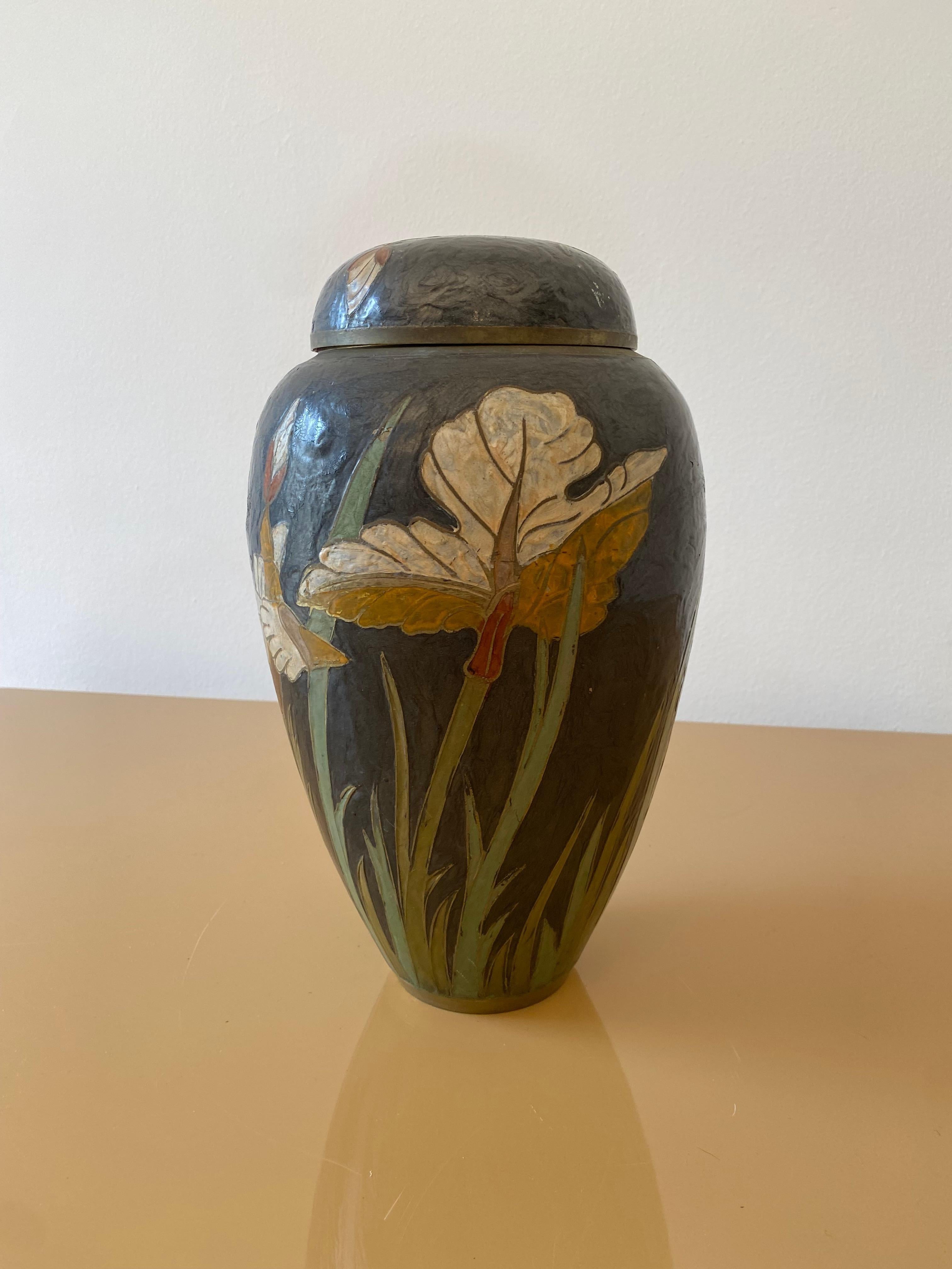 Grand vase décoratif en forme de pot de gingembre datant des années 1980, fabriqué en laiton cloisonné et peint à la main dans un style chinois. 
La surface a été peinte sur le laiton d'origine avec un motif floral représentant des fleurs exotiques