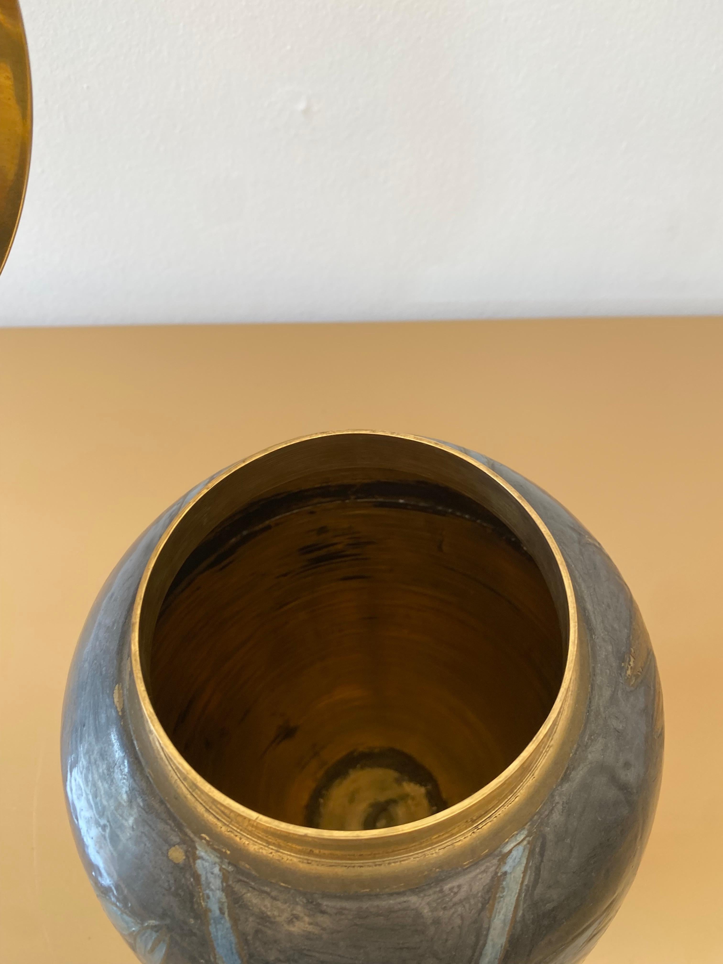 Grande vaso da tavolo in ottone Cloisonne smaltato Chinoiserie del 1980 Vaso da tavolo esotico #3 in vendita 2