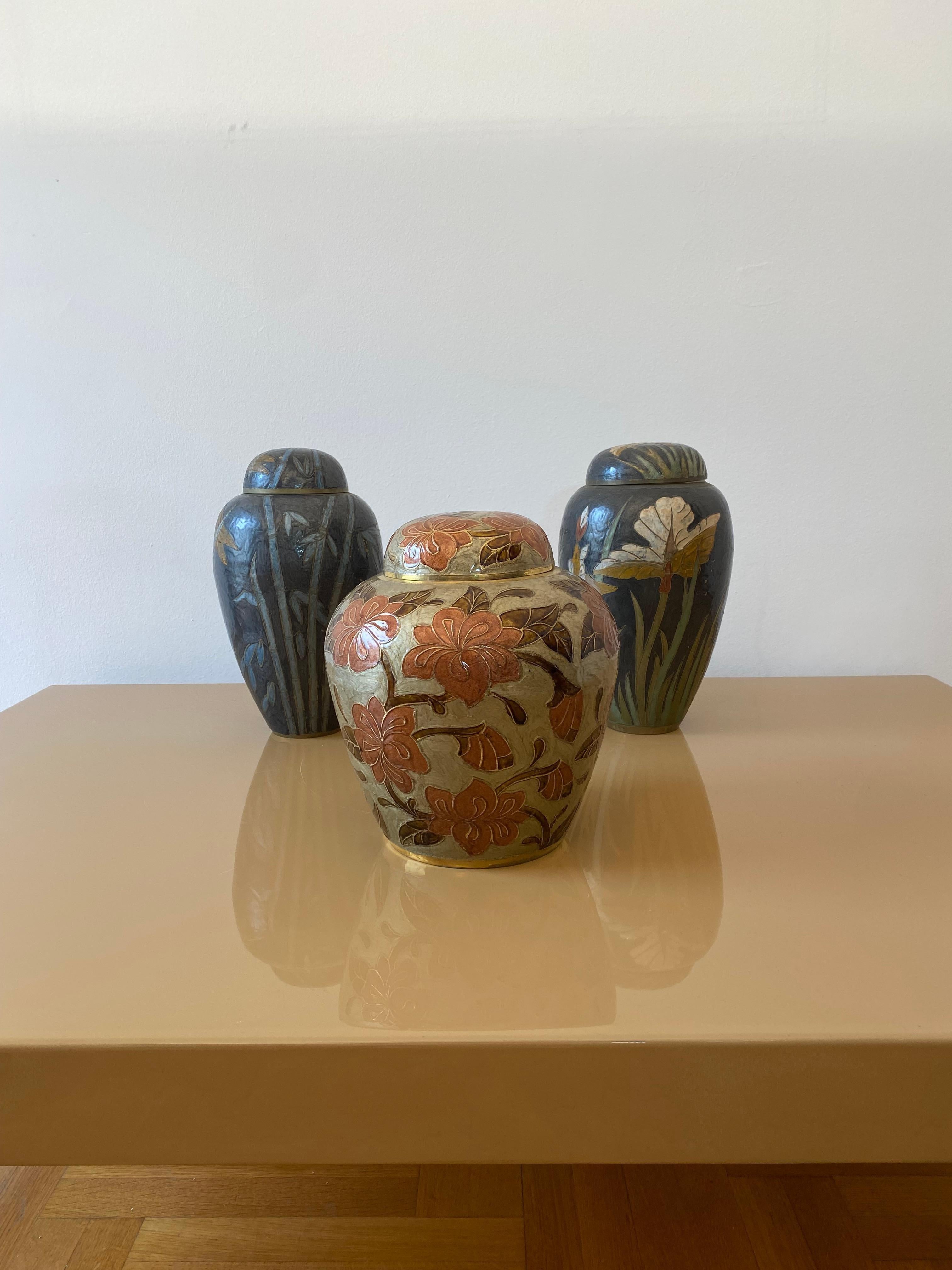 Grande vaso da tavolo in ottone Cloisonne smaltato Chinoiserie del 1980 Vaso da tavolo esotico #3 in vendita 6