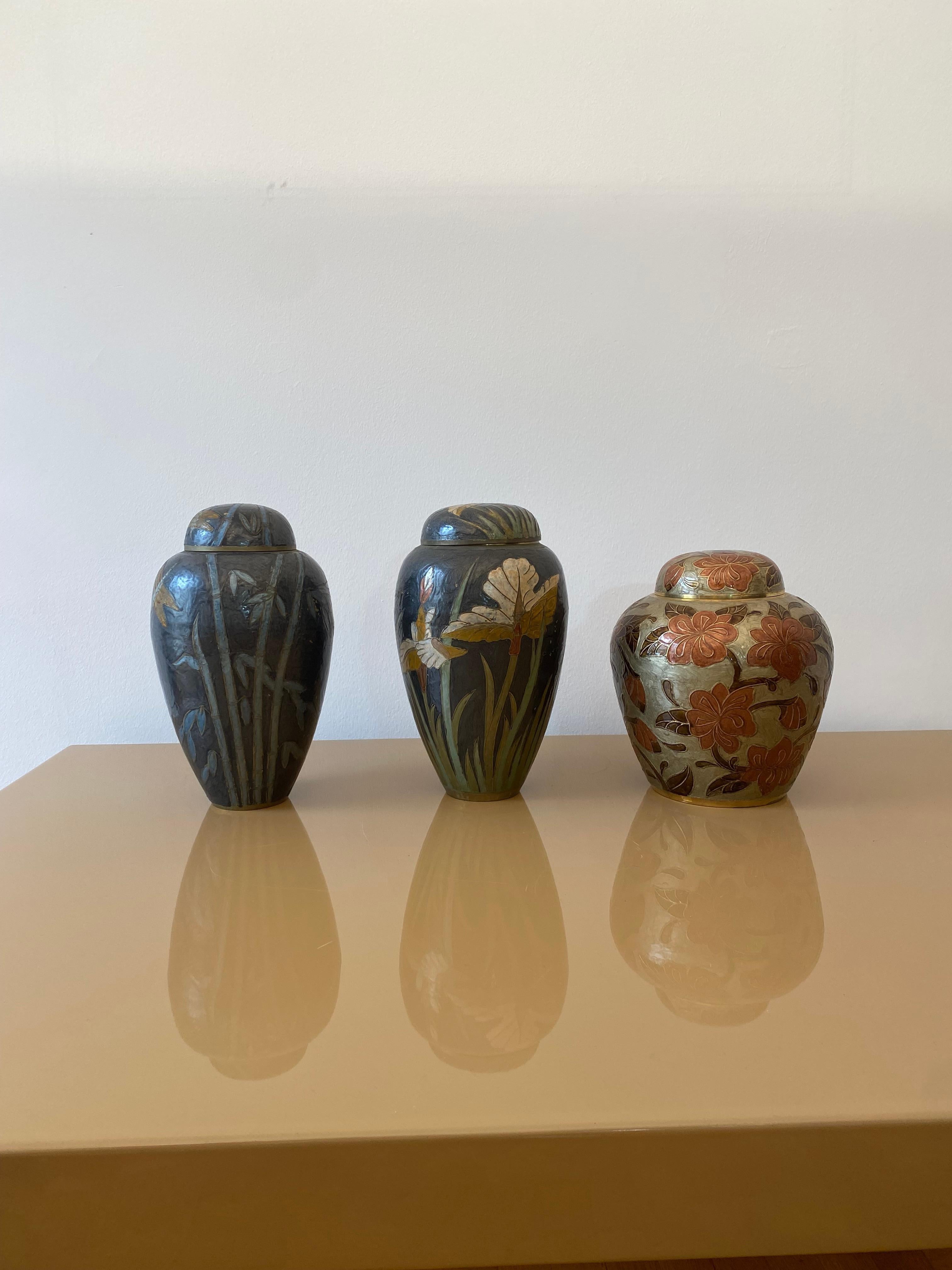 Grande vaso da tavolo in ottone Cloisonne smaltato Chinoiserie del 1980 Vaso da tavolo esotico #3 in vendita 7