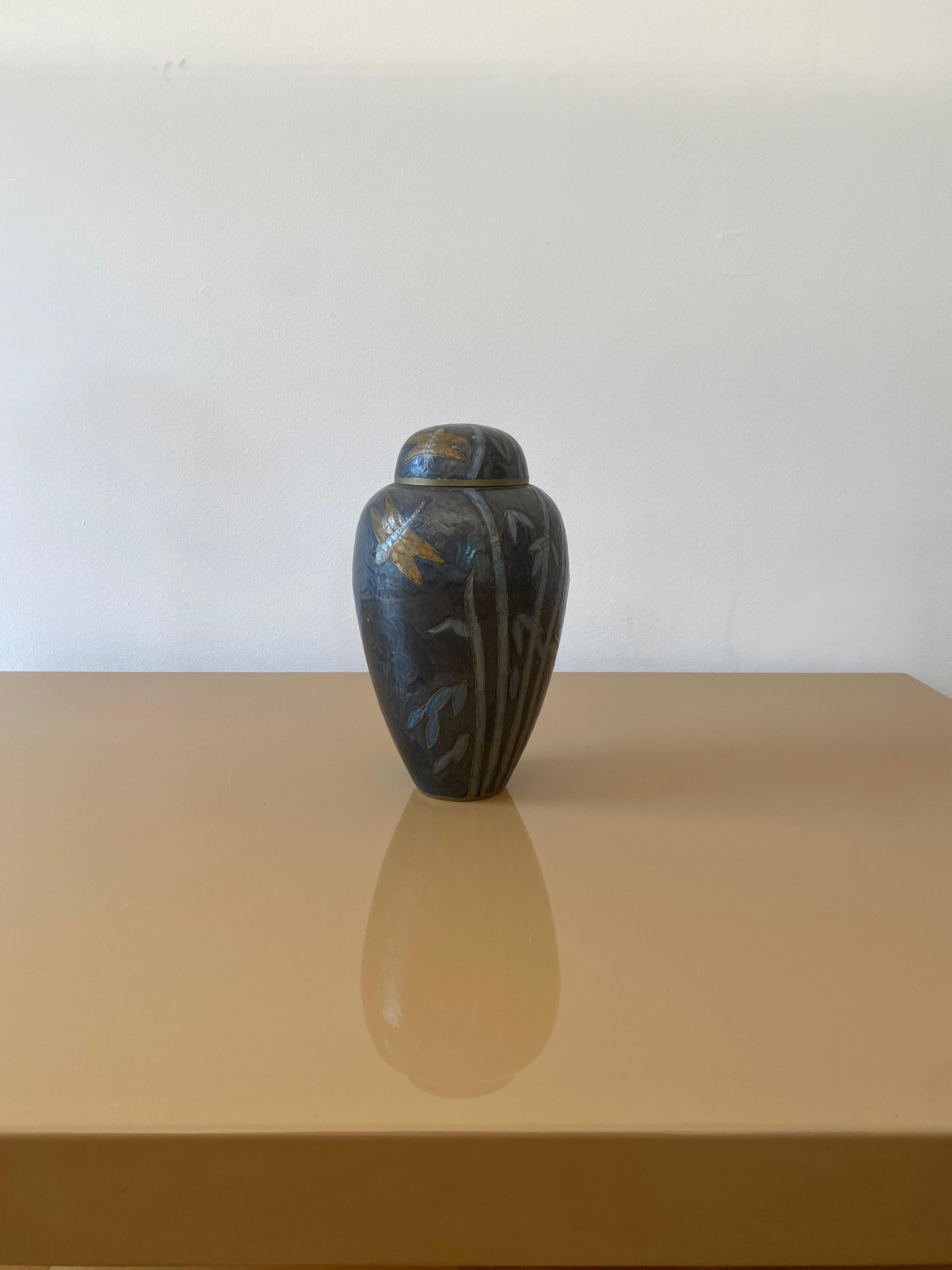 Un grande vaso decorativo degli anni '80, realizzato in ottone cloisonné dipinto a mano in stile cineseria. 
Il vaso è dotato di un coperchio a cupola e la sua superficie è stata decorata sull'ottone originale con libellule e motivi di bambù