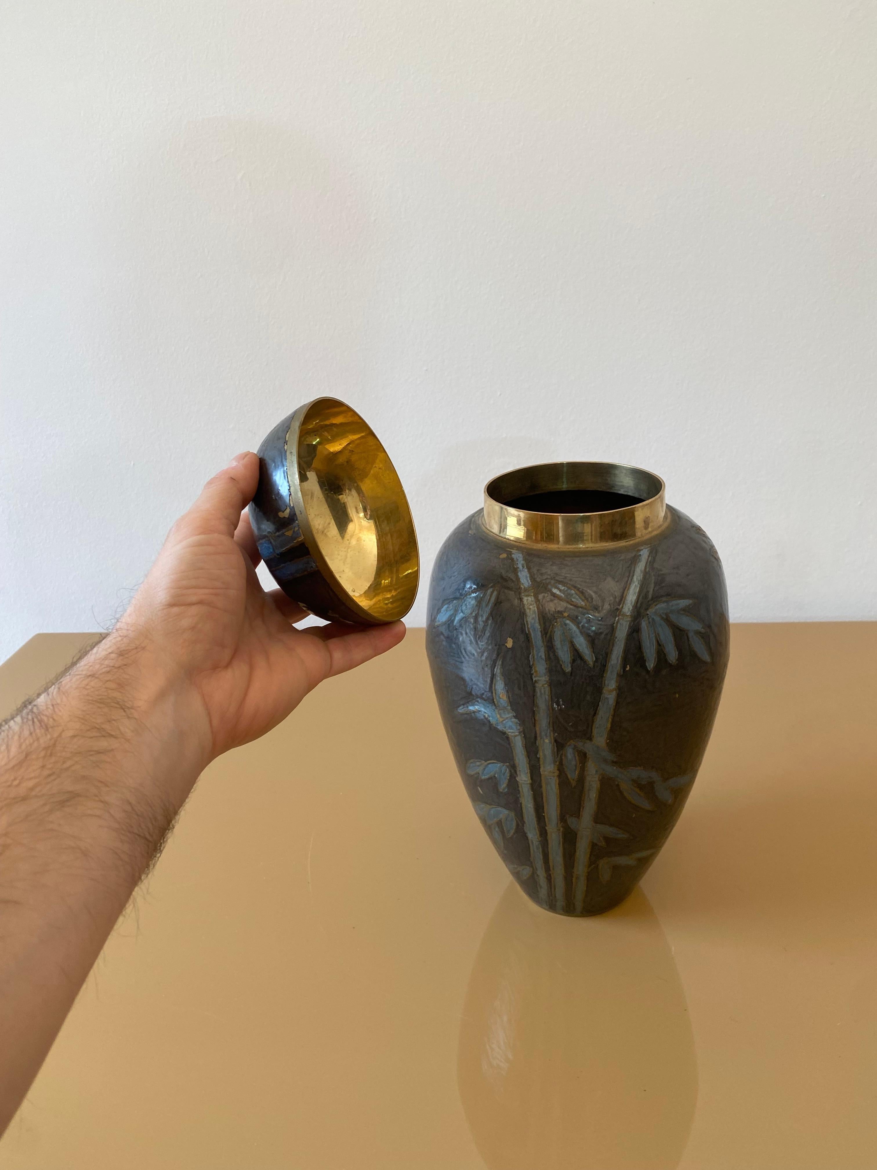 Grande vaso da tavolo in ottone Cloisonne smaltato Chinoiserie del 1980 Vaso da tavolo esotico #3 in vendita 1