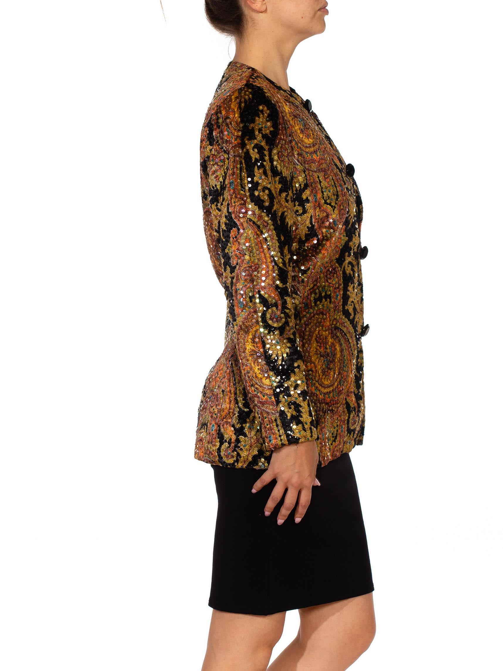 Vollständig gefüttert in sinnlicher Seiden-Charmeuse mit großen, facettierten schwarzen Glasknöpfen 1980S BILL BLASS Black Paisley Silk Velvet Couture Hand Beaded Sequin Jacket 