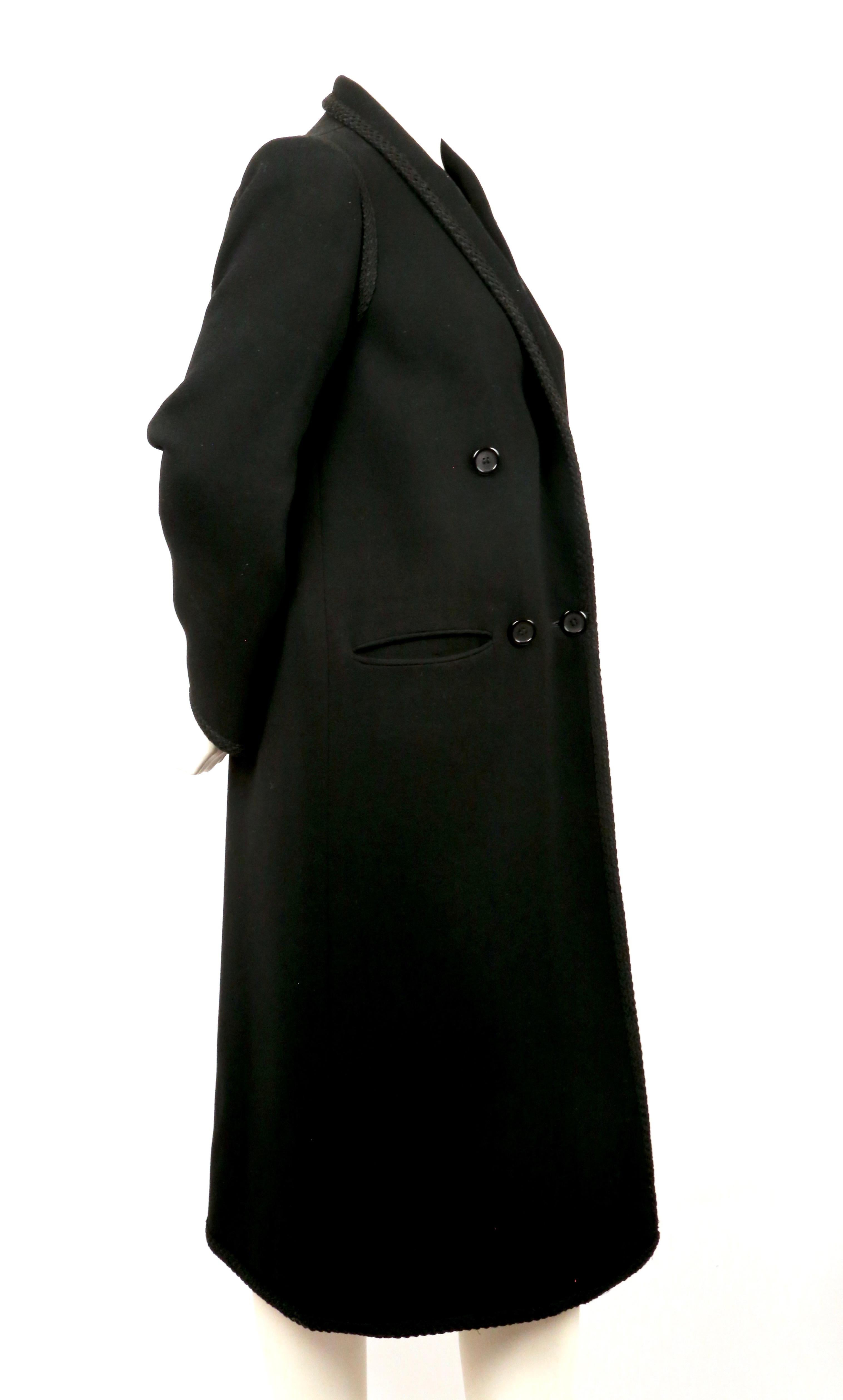 Noir Manteau Bill Blass en laine à double boutonnage avec garniture en cordon (années 1980) en vente