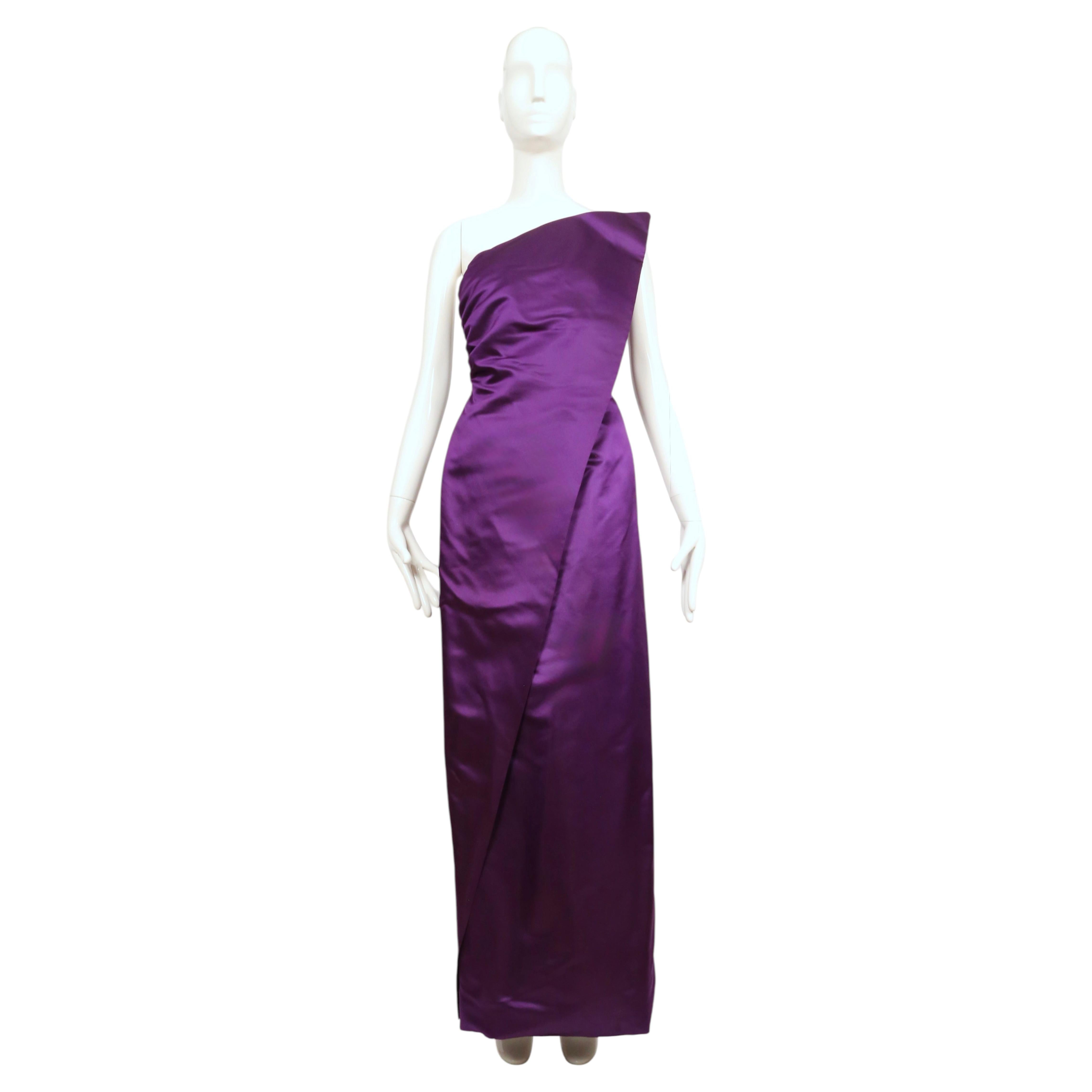 Robe longue asymétrique en satin de soie violet Bill Blass des années 1980