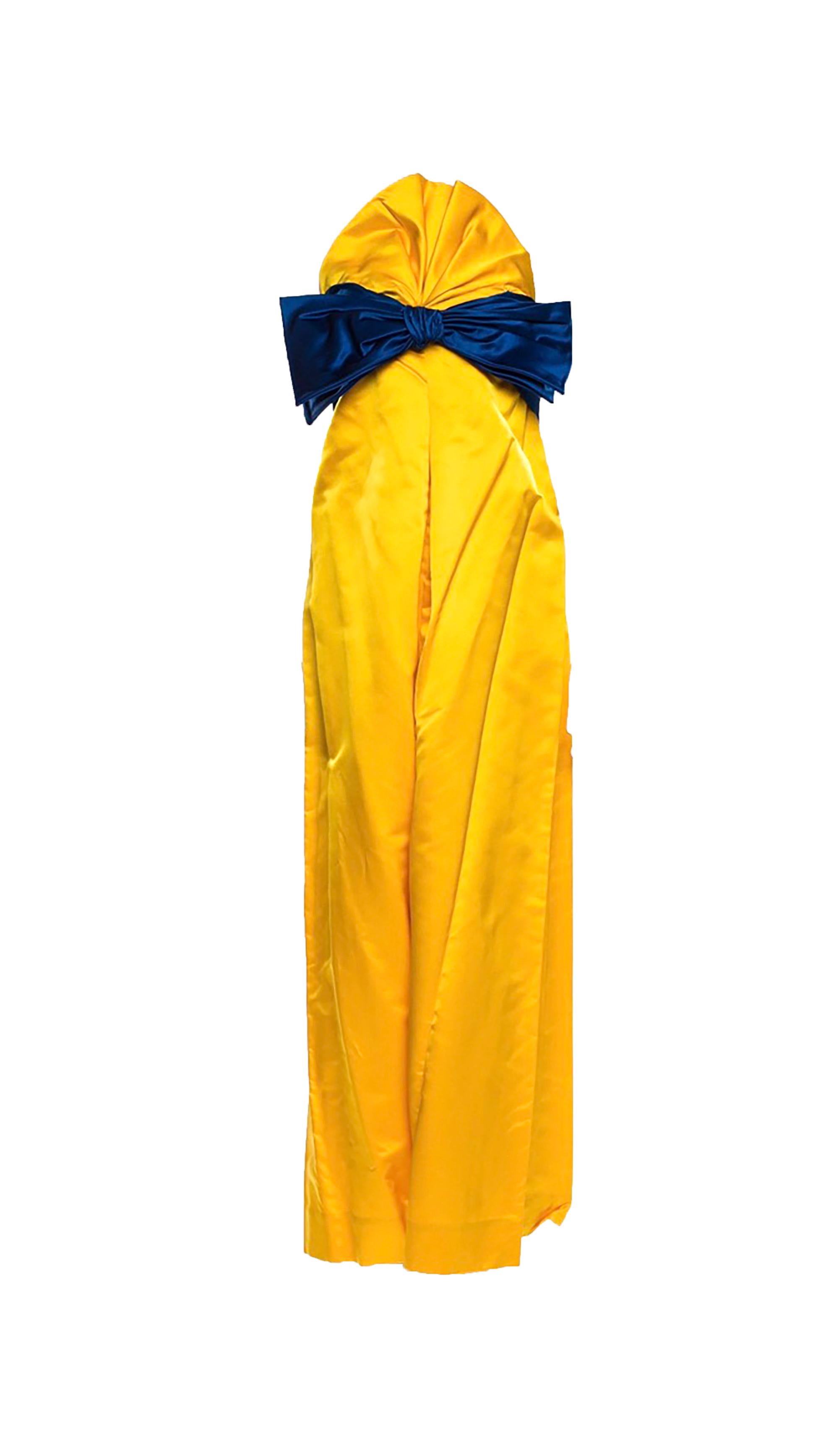 1980s Bill Blass Satin Floor Length Pleat Front Bodie Evening Gown
Condition: Excellent
Blue and yellow 
size M / us 6 
27.25