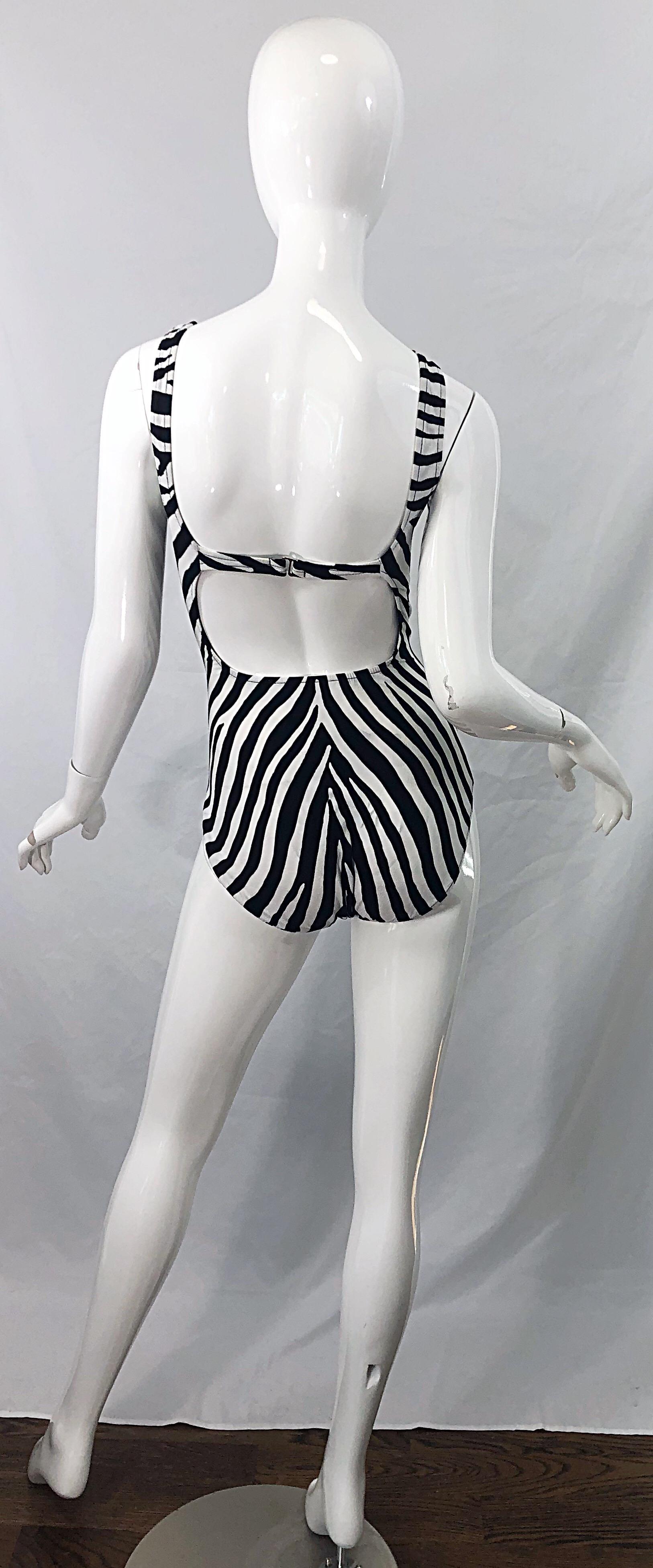 1990er Bill Blass Größe 14 einteiliger Badeanzug / Bodysuit mit Zebradruck in Schwarz und Weiß  (Grau) im Angebot