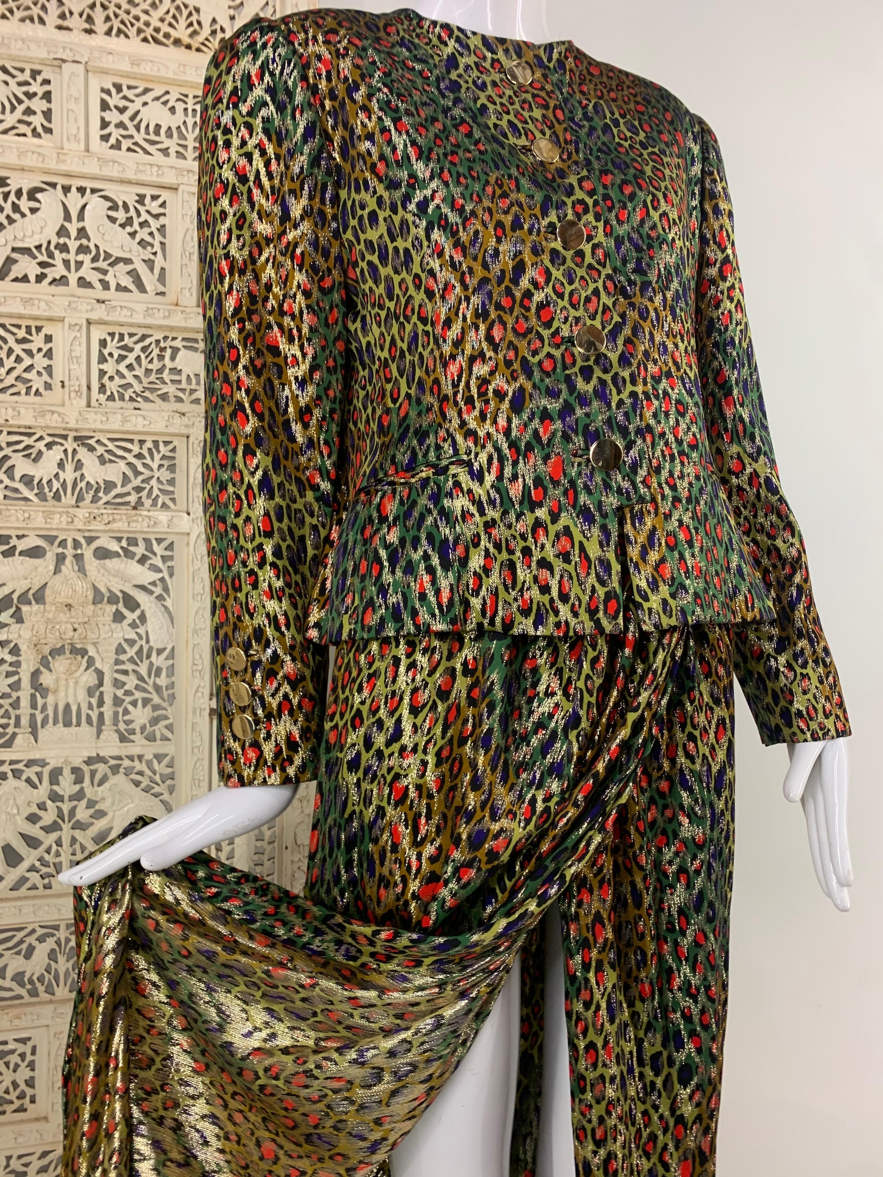 1980 Bill Blass Stylized Gold Lame Leopard Evening Sarong Style Skirt Suit : Beautiful, exotic and extravagant signature Blass piece for your New Year extravaganza. Doublée de soie rouge, la veste est structurée aux épaules pour une silhouette