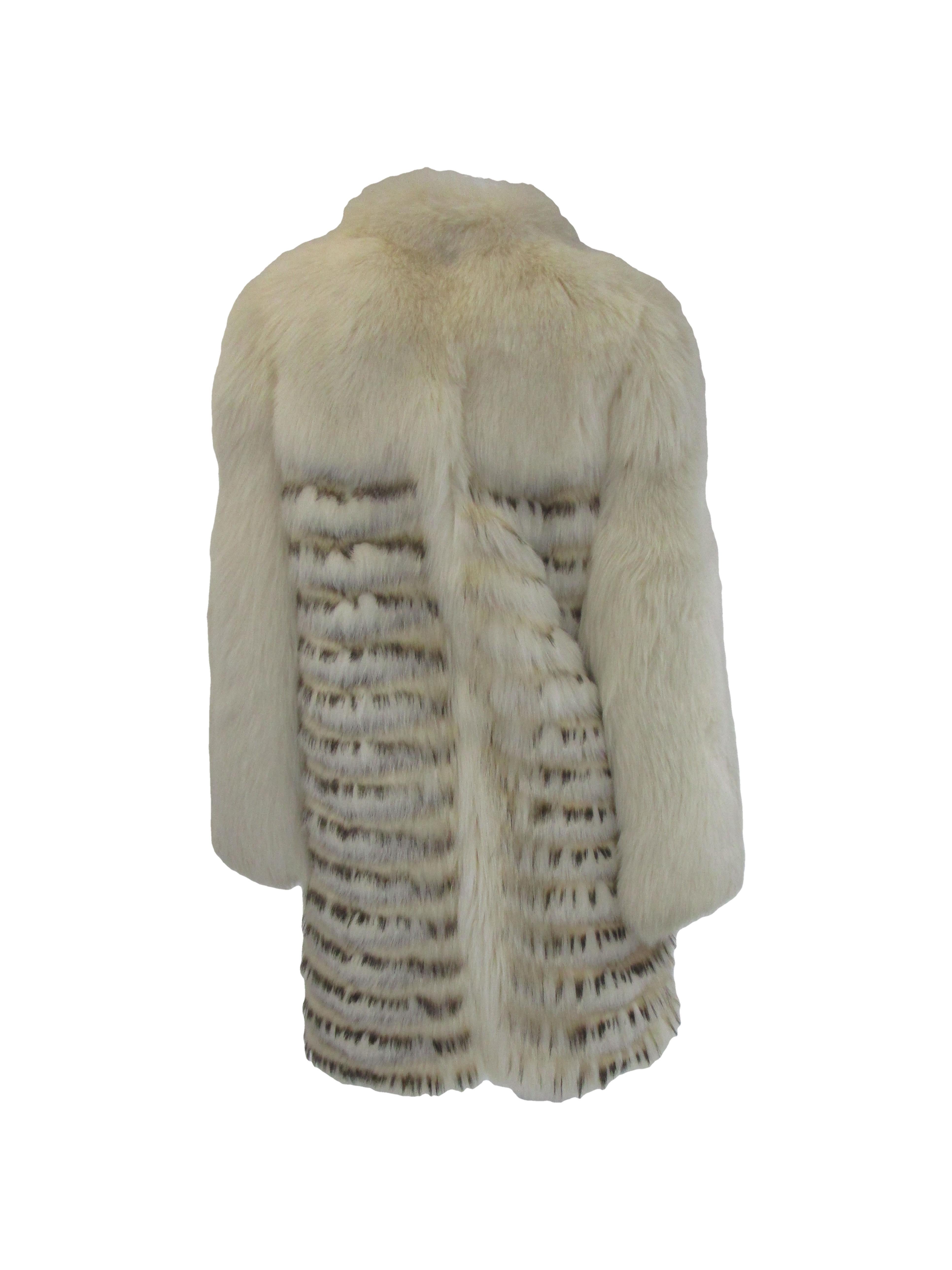 1980s  Bill Blass White Silk Lined Fox Coat  In Excellent Condition For Sale In Houston, TX