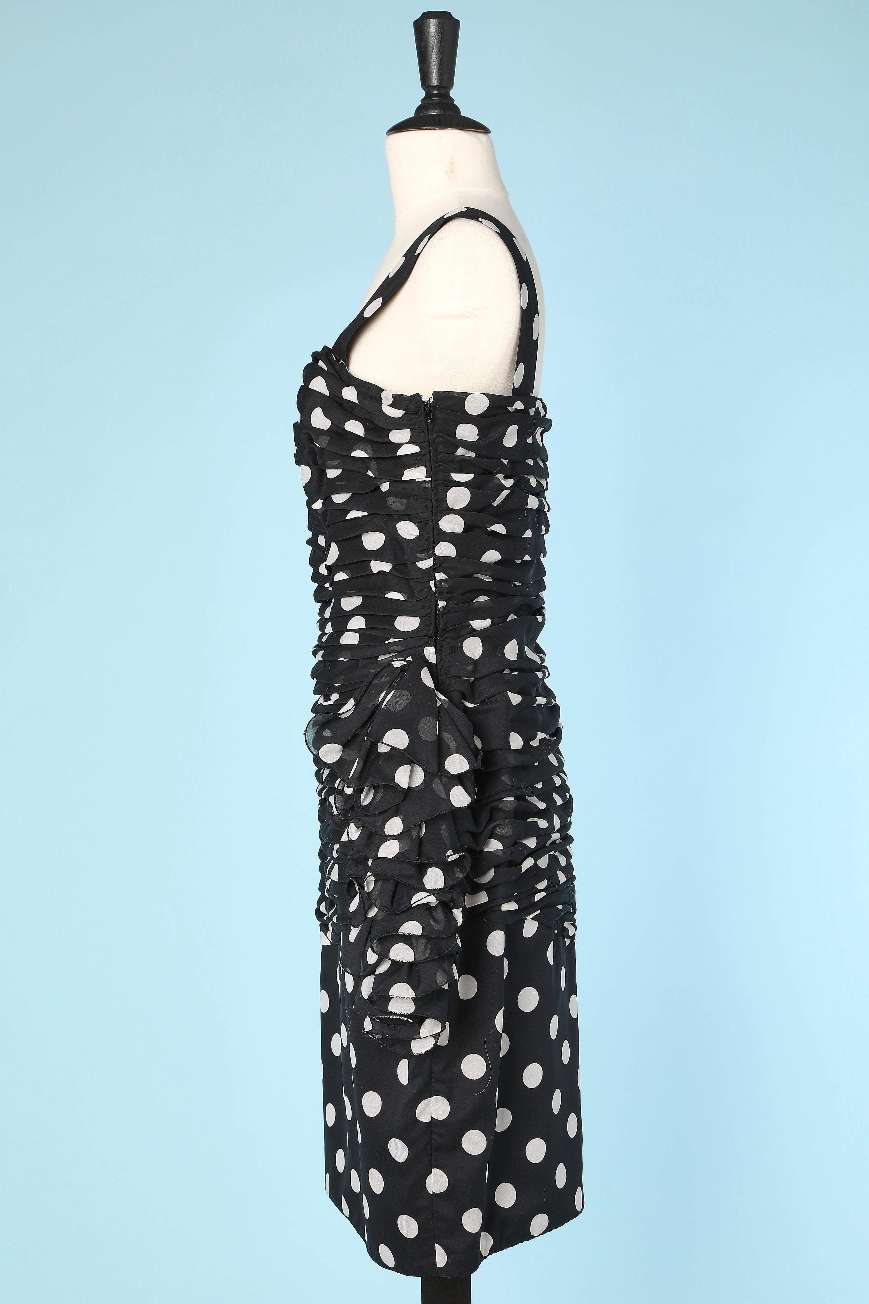 1980's black and white polka dots draped cocktail dress with ruffles  In Excellent Condition For Sale In Saint-Ouen-Sur-Seine, FR