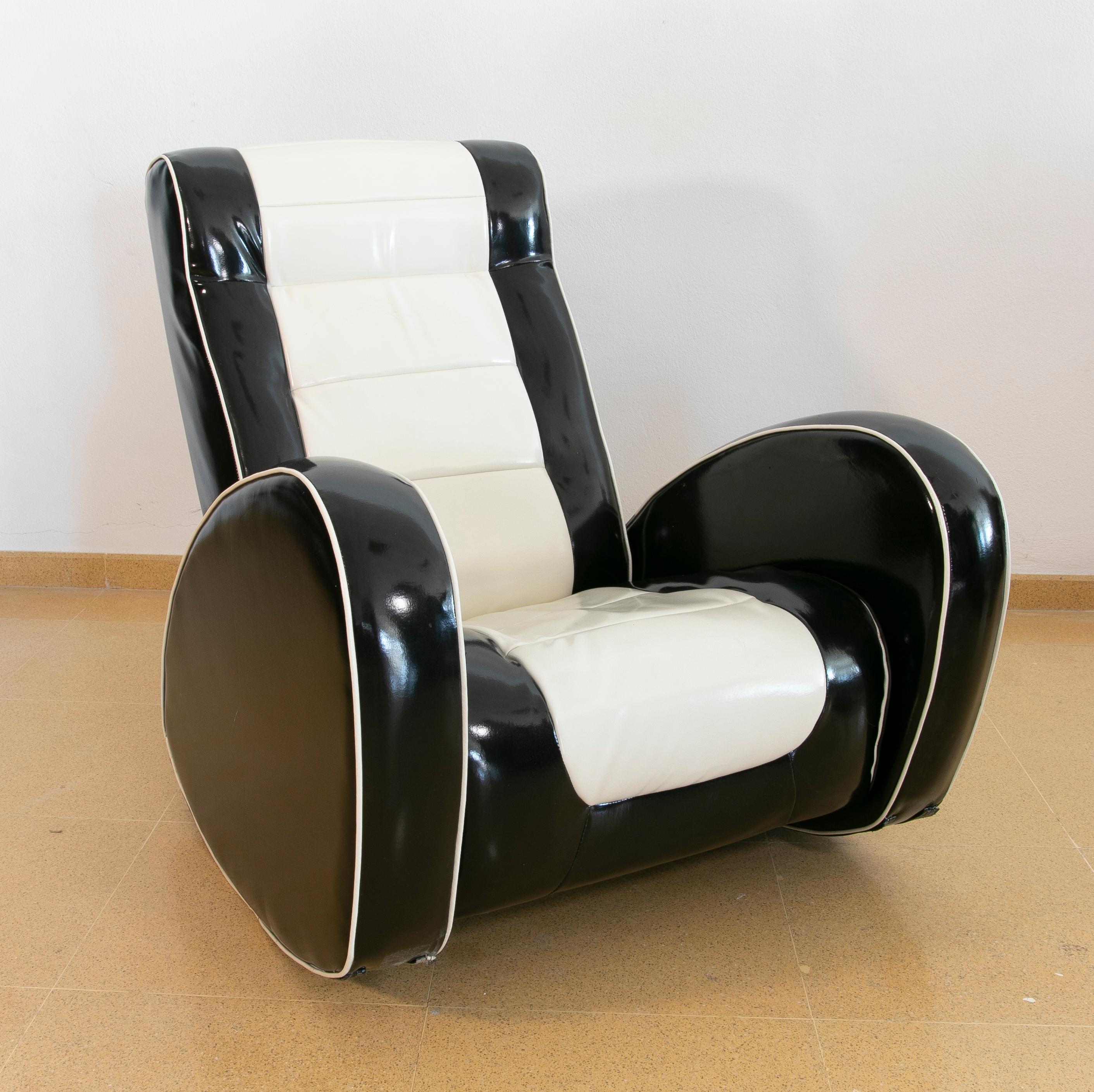 fauteuil à bascule noir et blanc des années 1980.